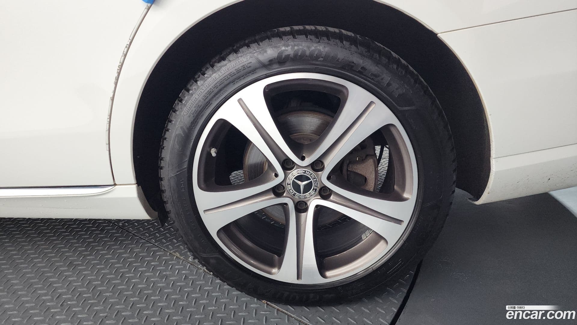 Main__Slider__Photo:E-Class Mercedes-Benz 2018.11-20