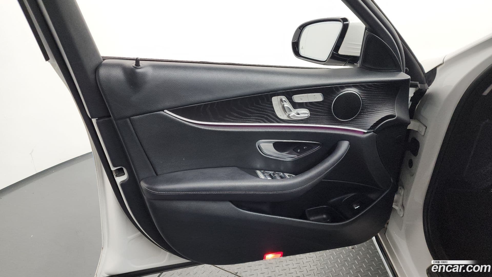 Main__Slider__Photo:E-Class Mercedes-Benz 2018.11-23
