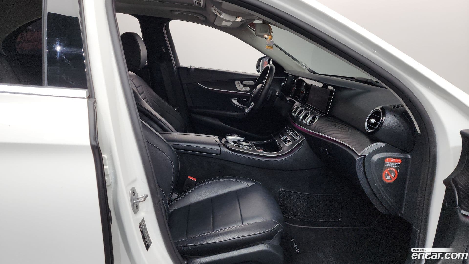 Main__Slider__Photo:E-Class Mercedes-Benz 2018.11-25