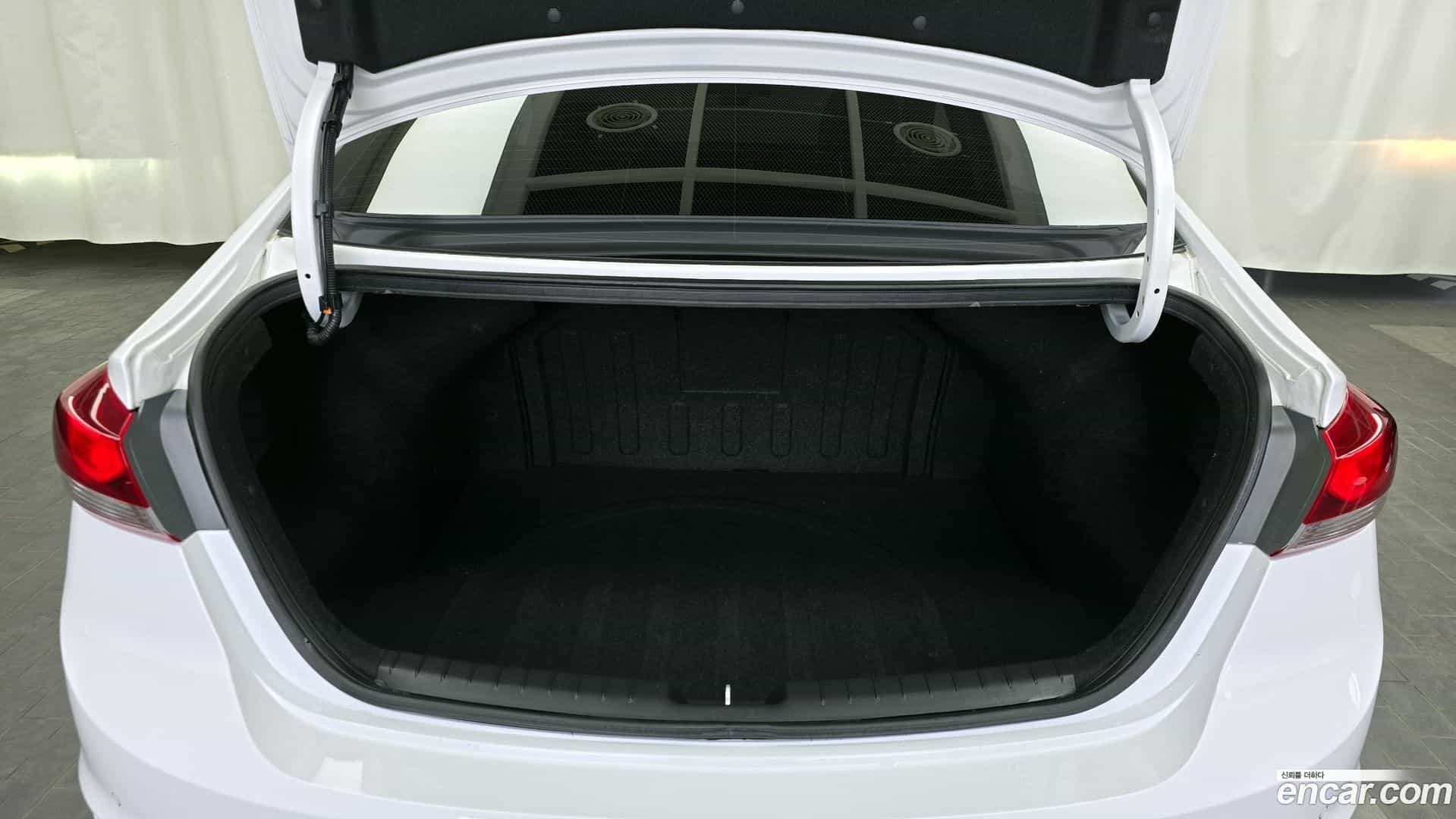 AVANTE Hyundai 2018.6-OPTION-024