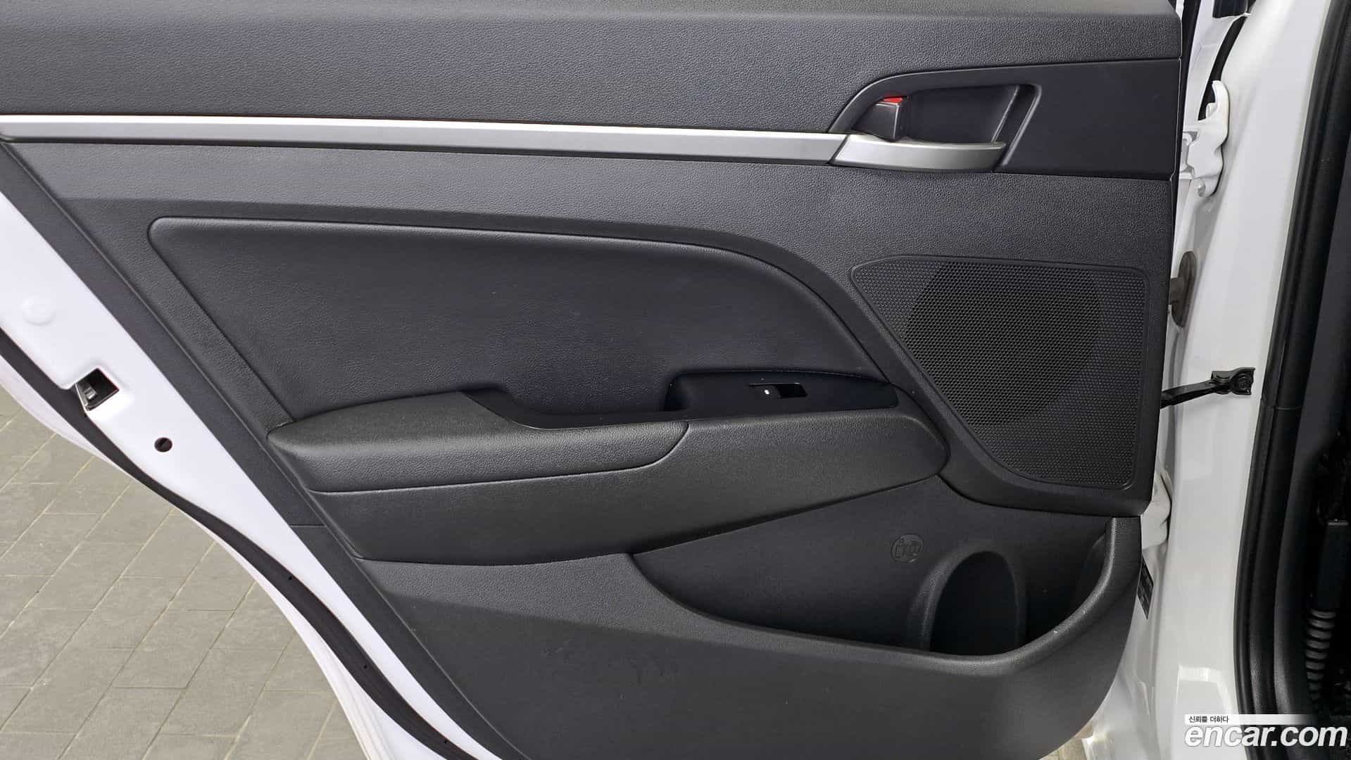AVANTE Hyundai 2018.6-INNER-035