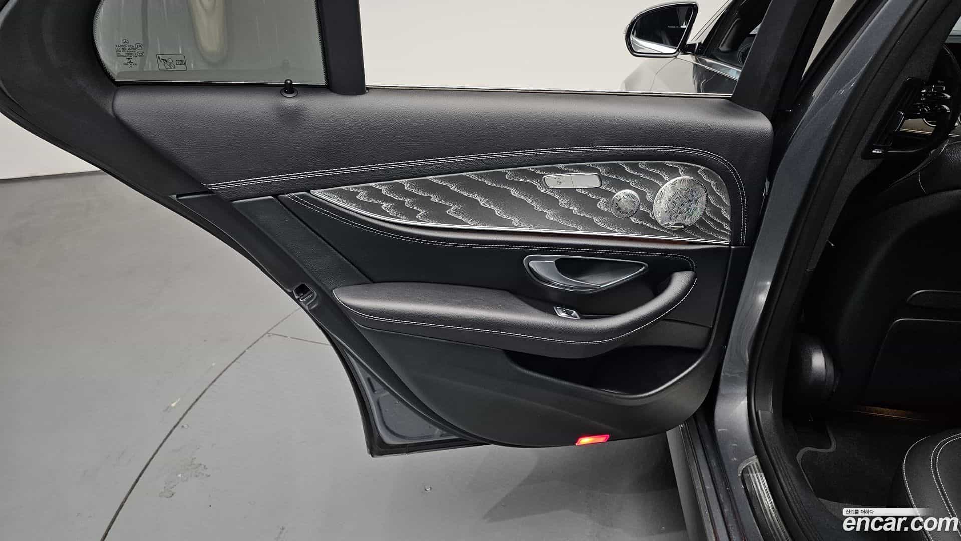 E-Class Mercedes-Benz 2022.3-INNER-035