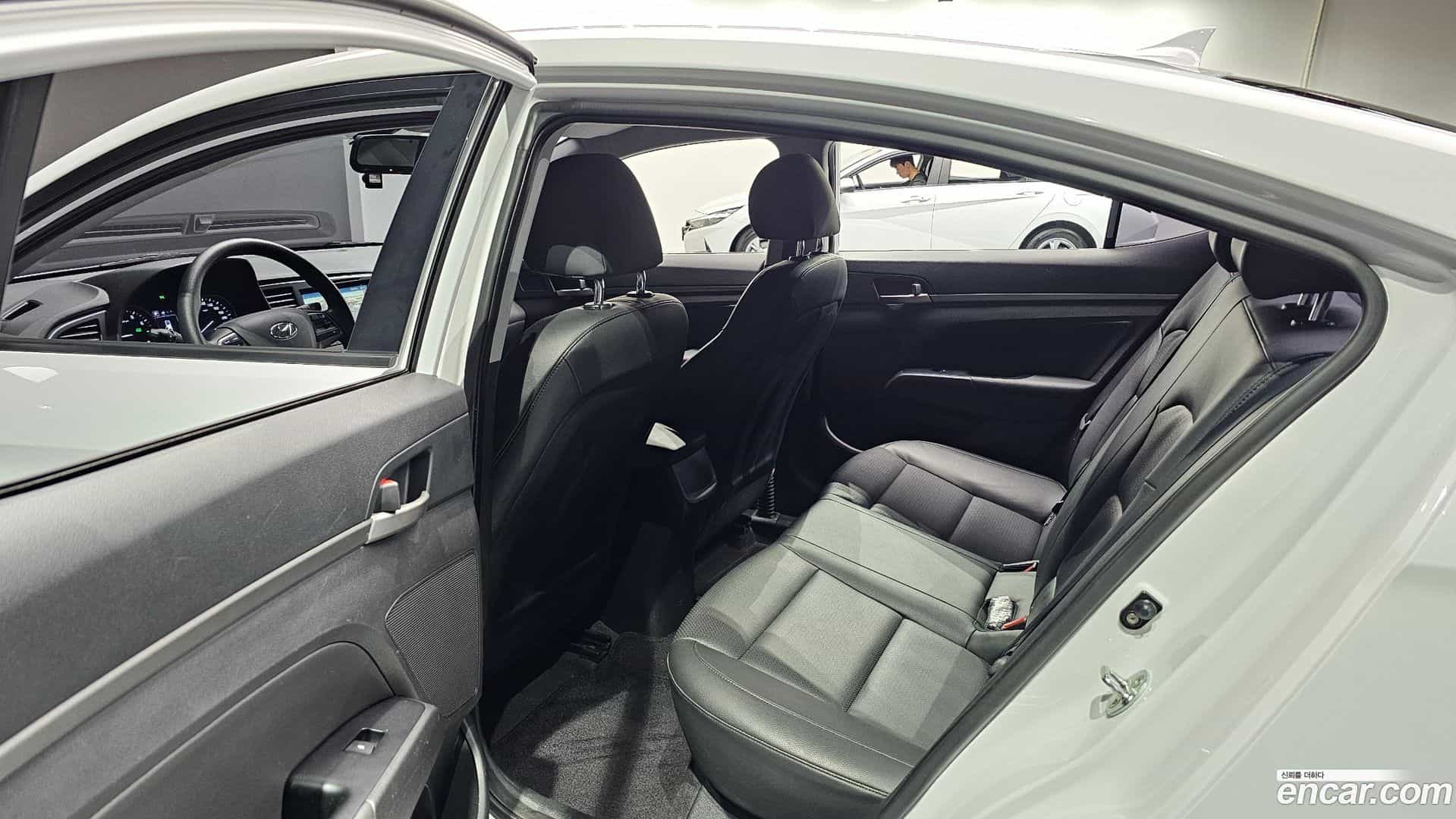 AVANTE Hyundai 2017.4-OPTION-015