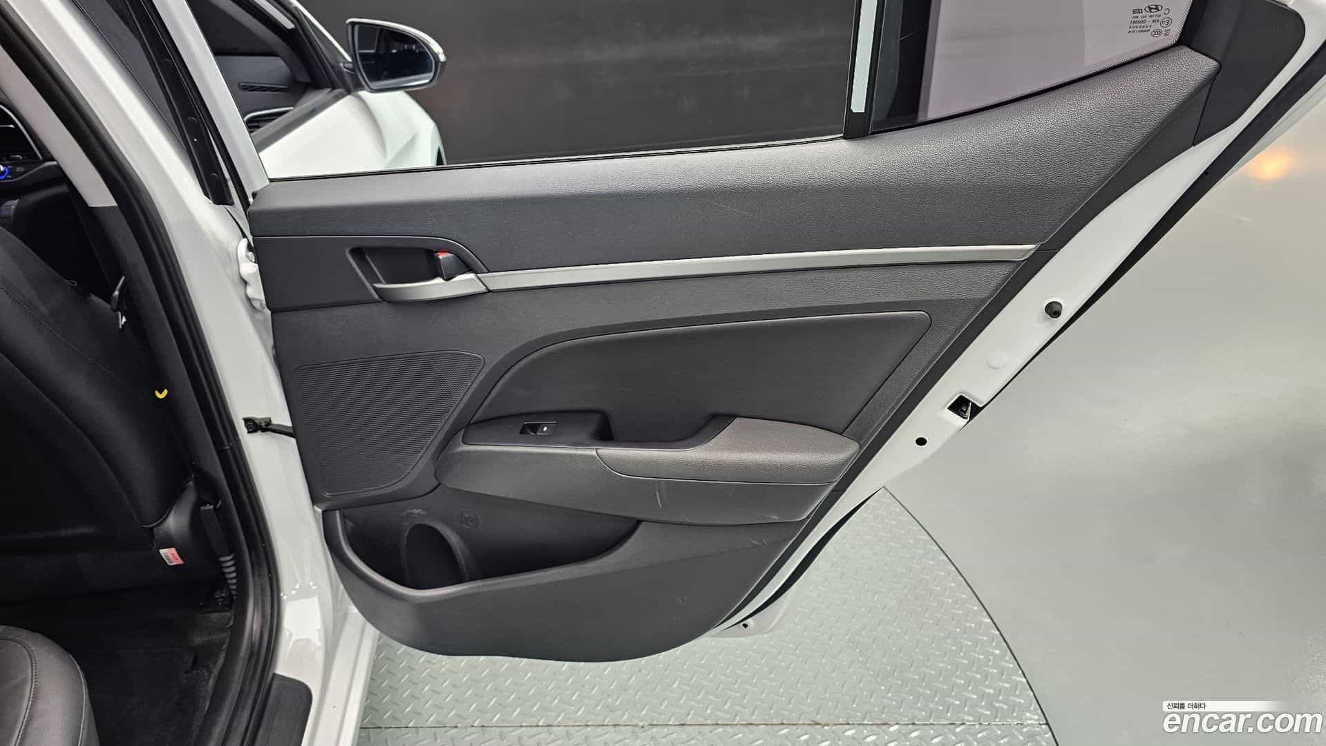 AVANTE Hyundai 2017.4-INNER-035