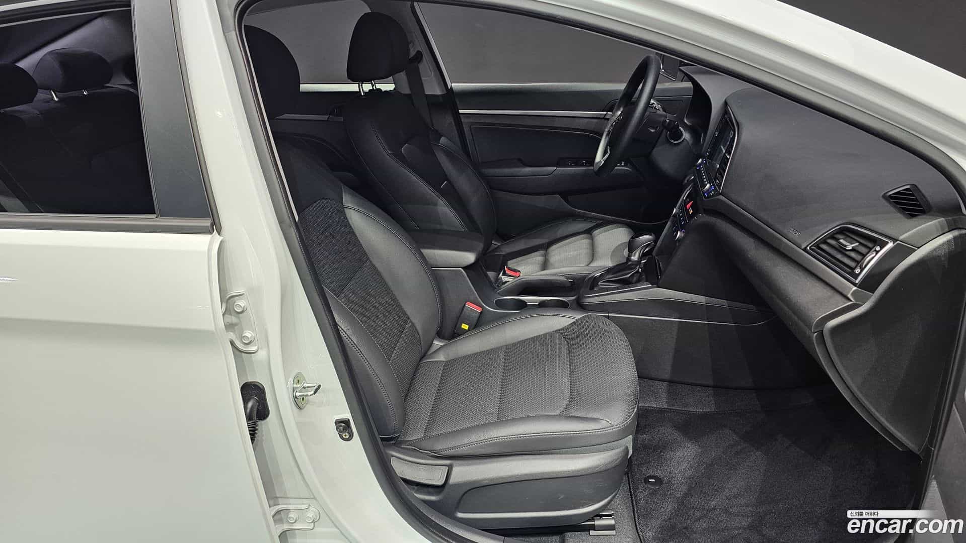 AVANTE Hyundai 2017.4-INNER-036
