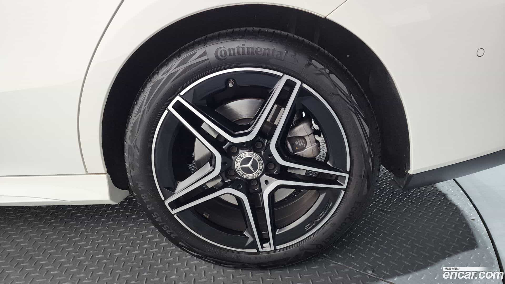 CLA-Class Mercedes-Benz 2023.4-OUTER-031