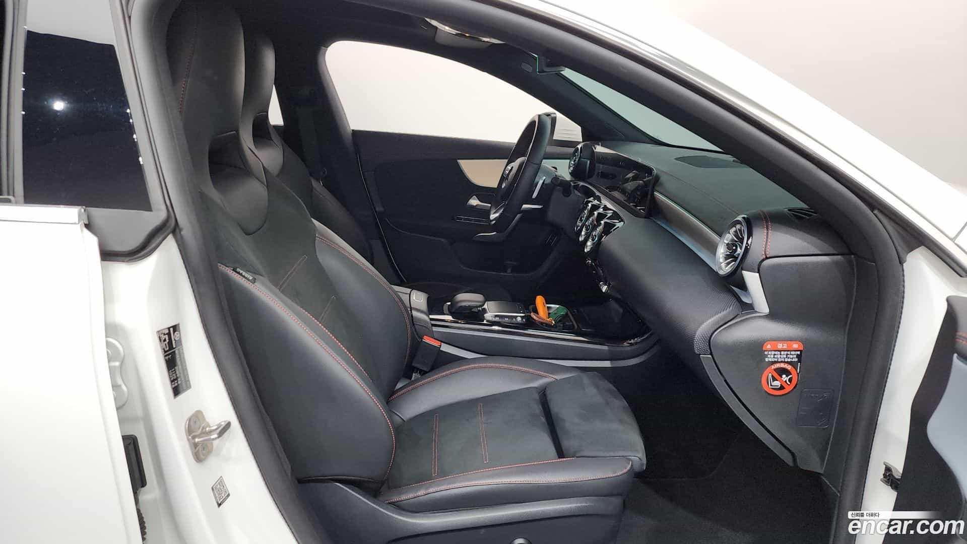CLA-Class Mercedes-Benz 2023.4-INNER-036