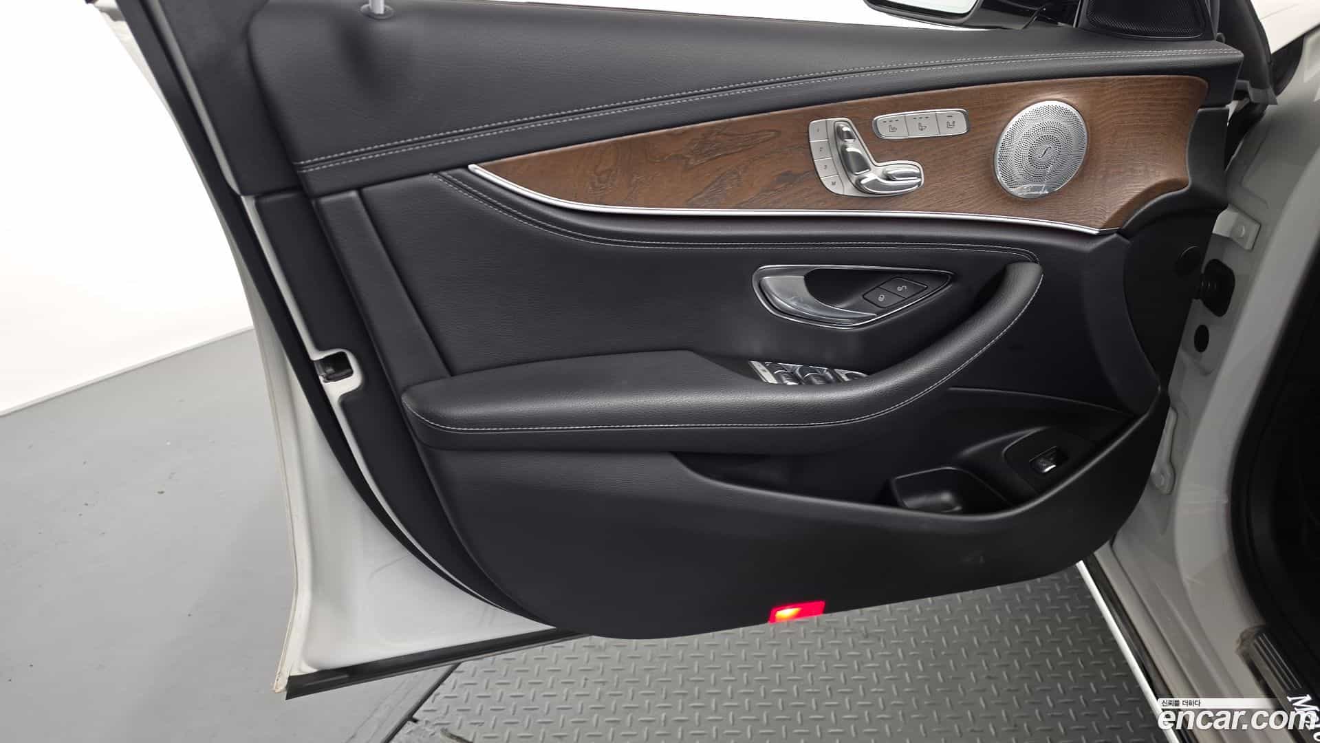 E-Class Mercedes-Benz 2019.5-INNER-034