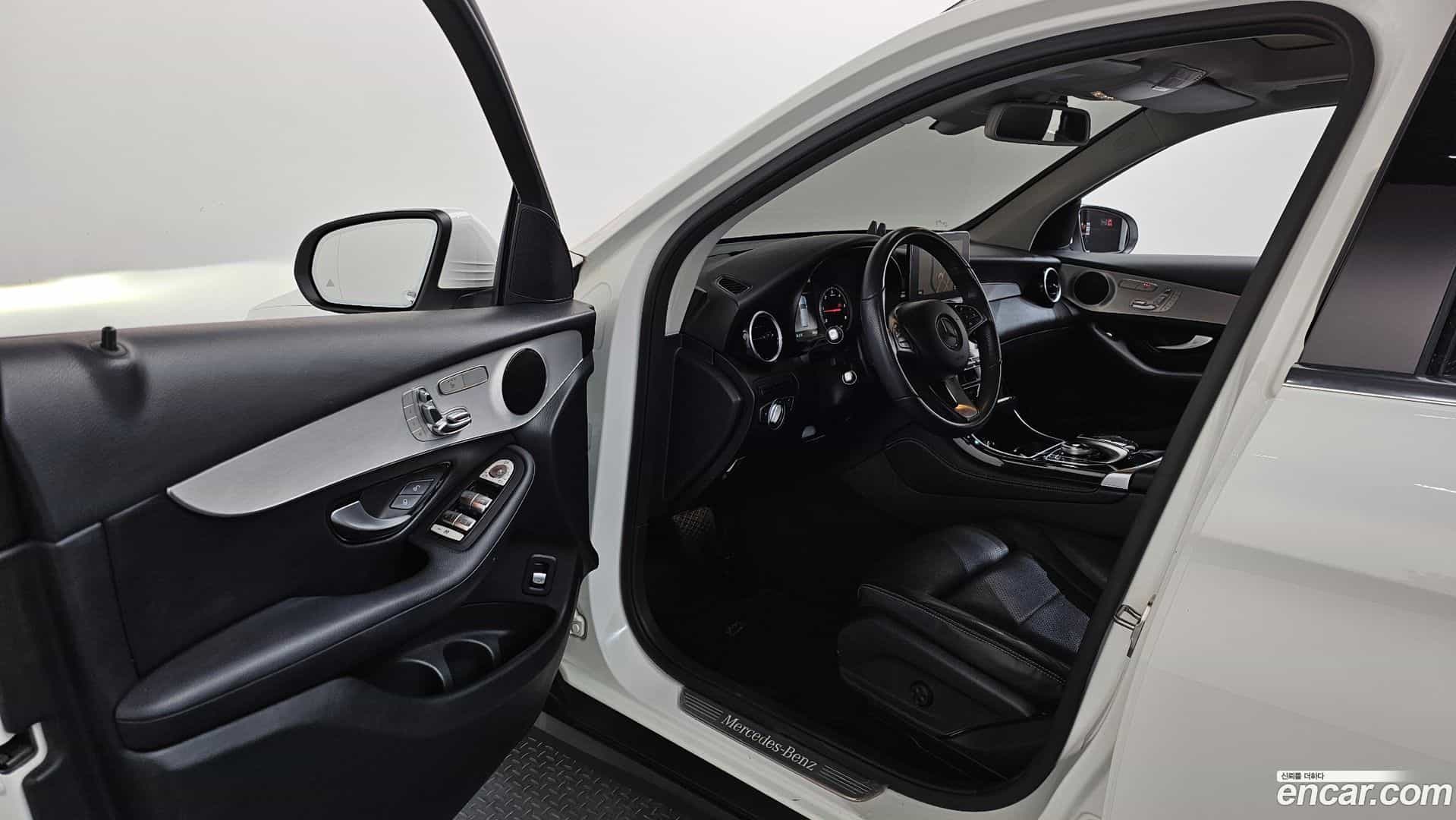 GLC-Class Mercedes-Benz 2018.4-INNER-010