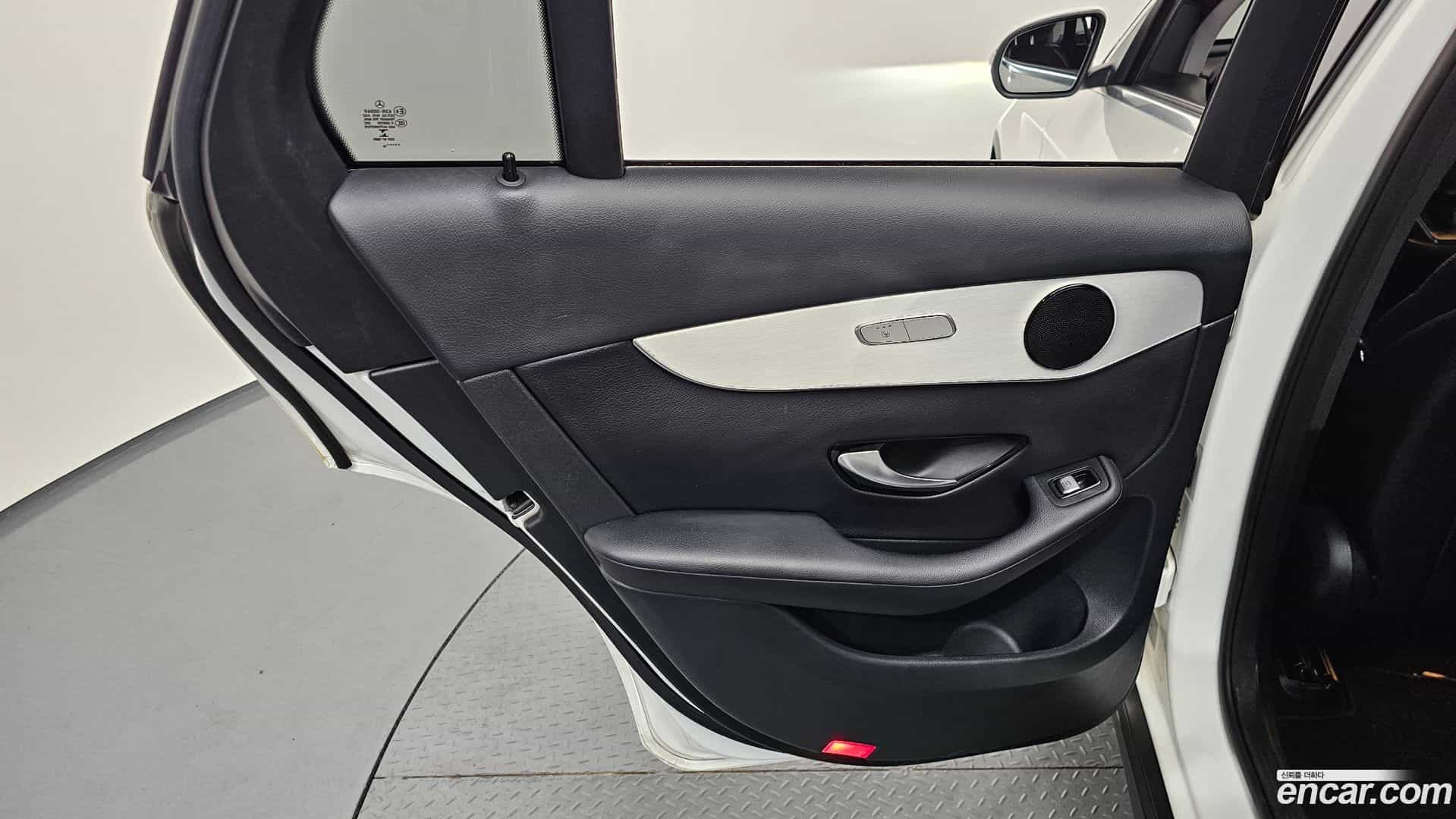 GLC-Class Mercedes-Benz 2018.4-INNER-035