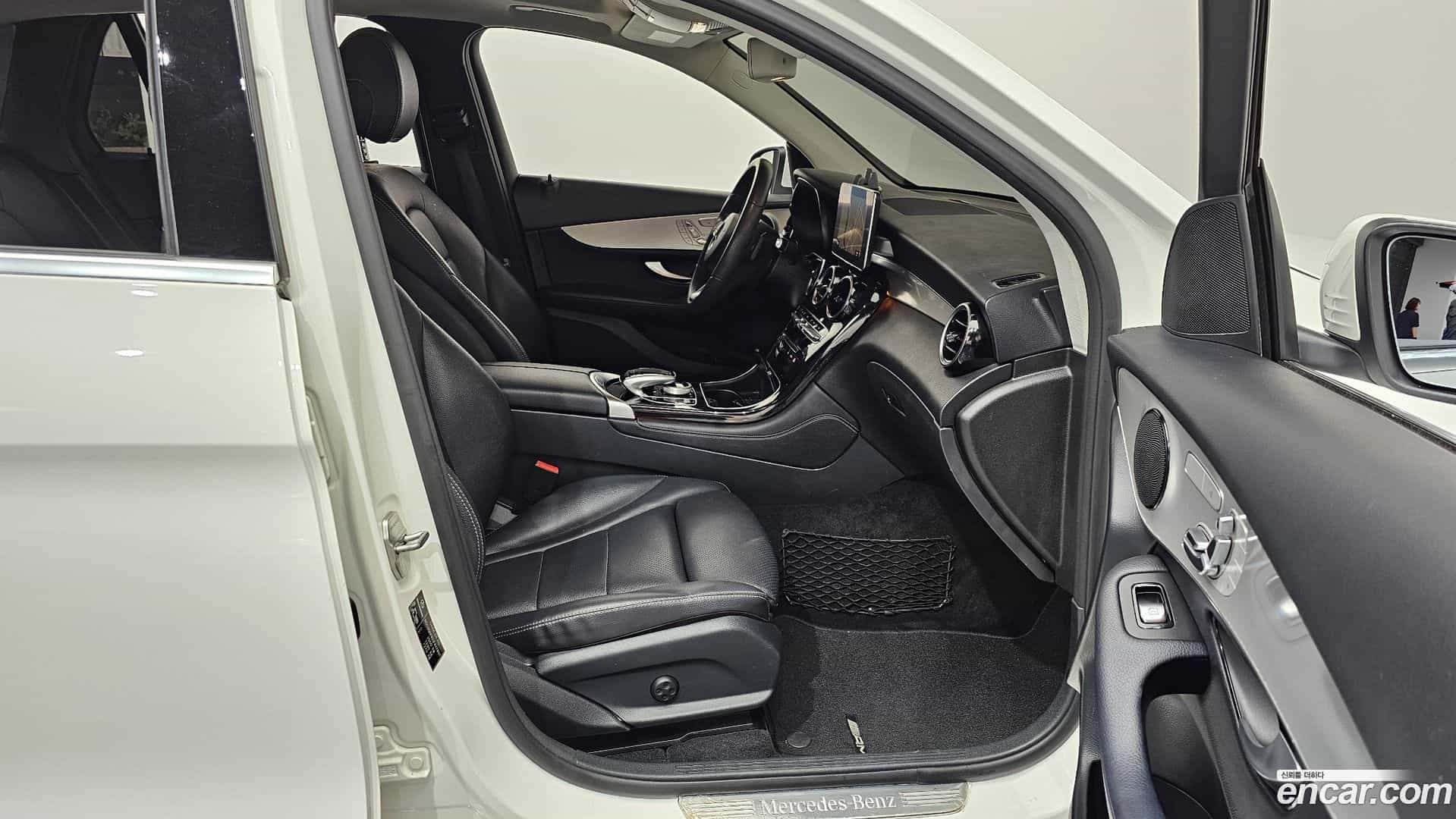 GLC-Class Mercedes-Benz 2018.4-INNER-036