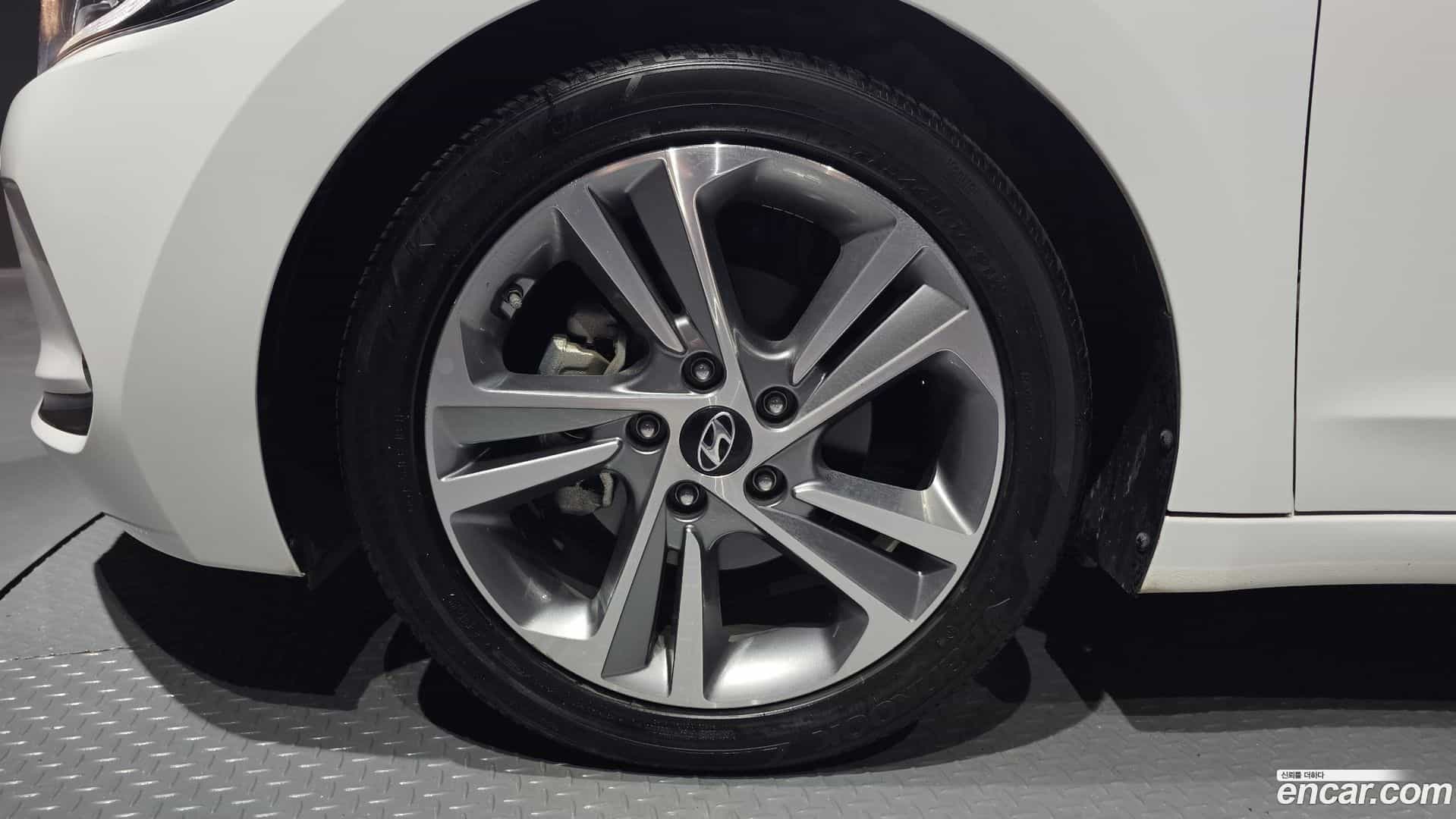 AVANTE Hyundai 2016.5-OUTER-005
