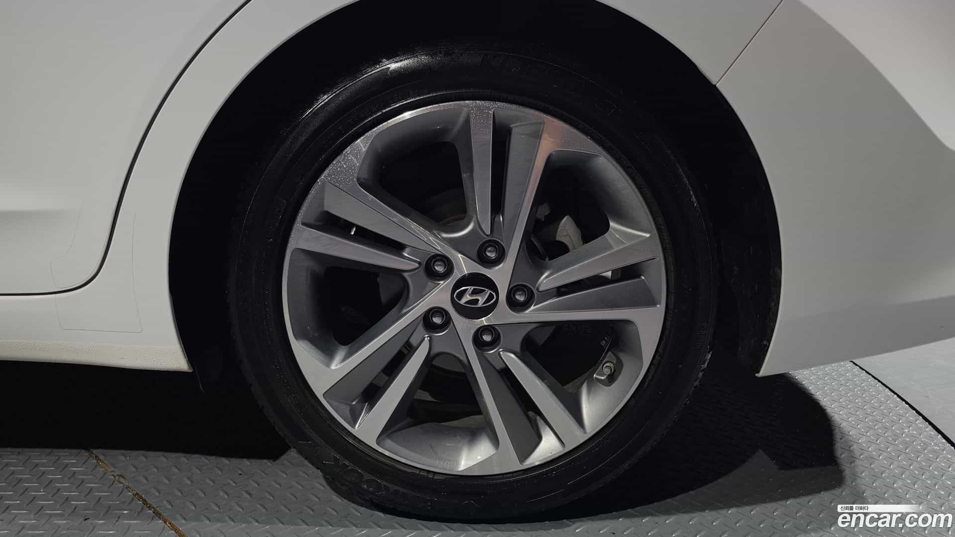 AVANTE Hyundai 2016.5-OUTER-031