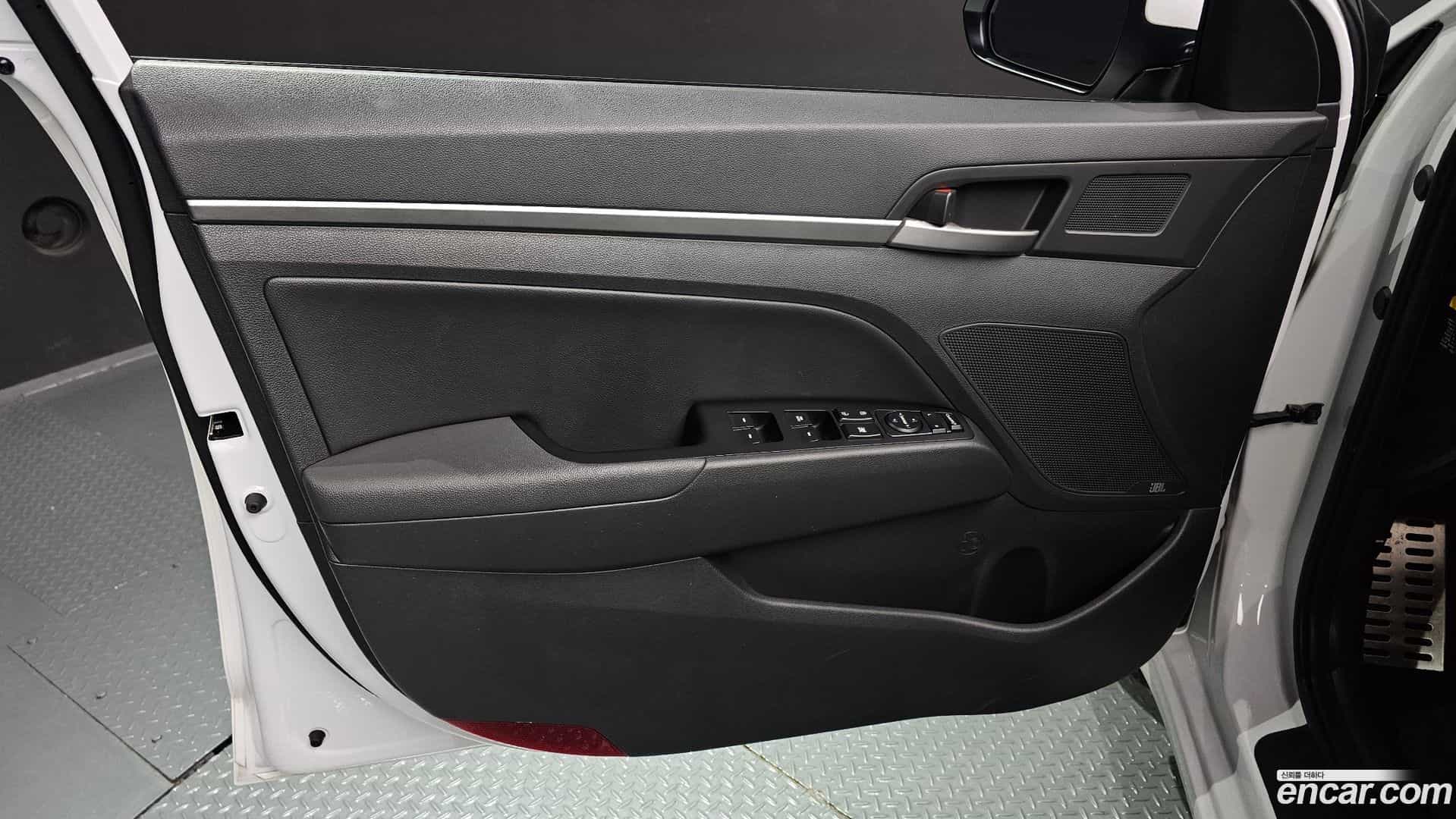 AVANTE Hyundai 2016.5-INNER-034