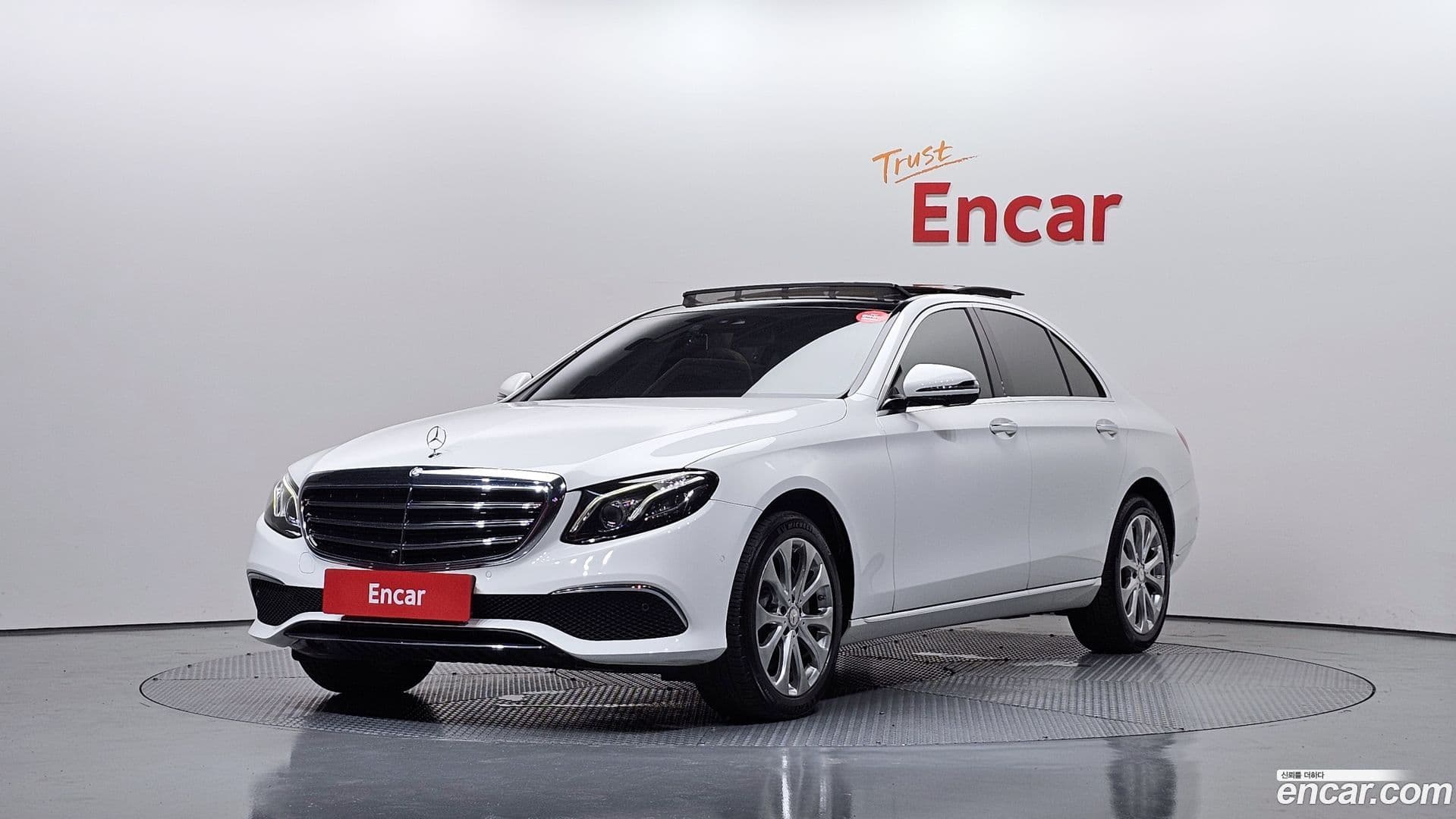 Main__Slider__Photo:E-Class Mercedes-Benz 2016.9-0