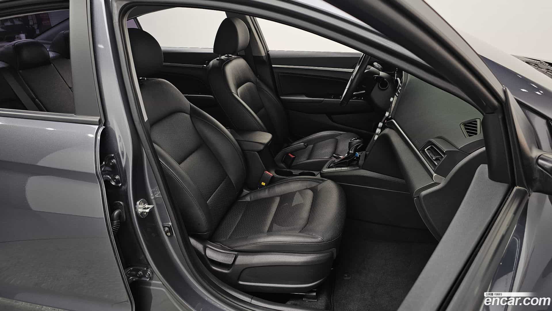 AVANTE Hyundai 2018.10-OPTION-015