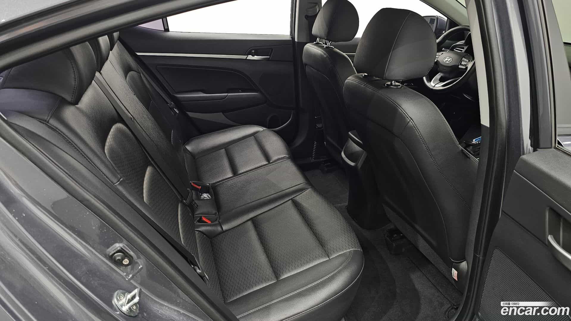 AVANTE Hyundai 2018.10-OPTION-016