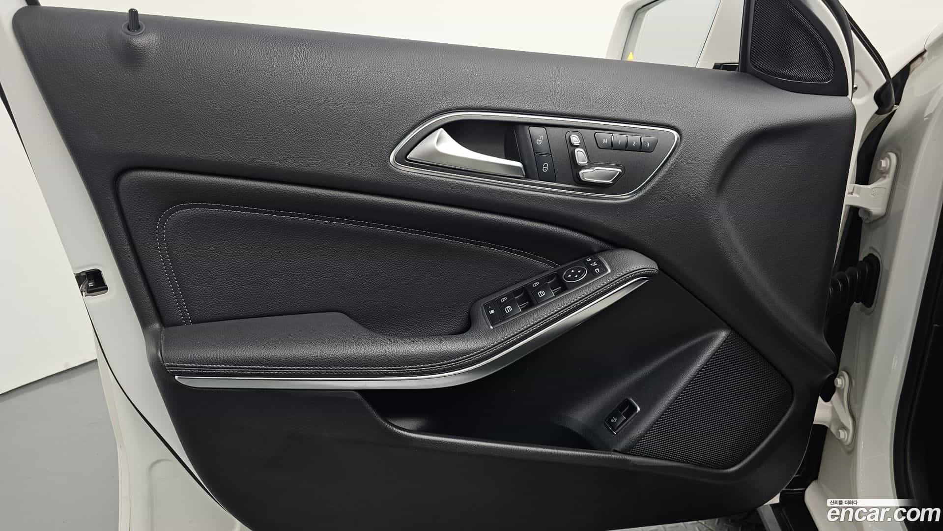 GLA-Class Mercedes-Benz 2019.4-INNER-034