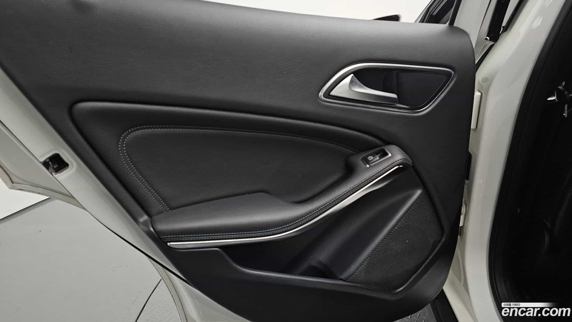 GLA-Class Mercedes-Benz 2019.4-INNER-035