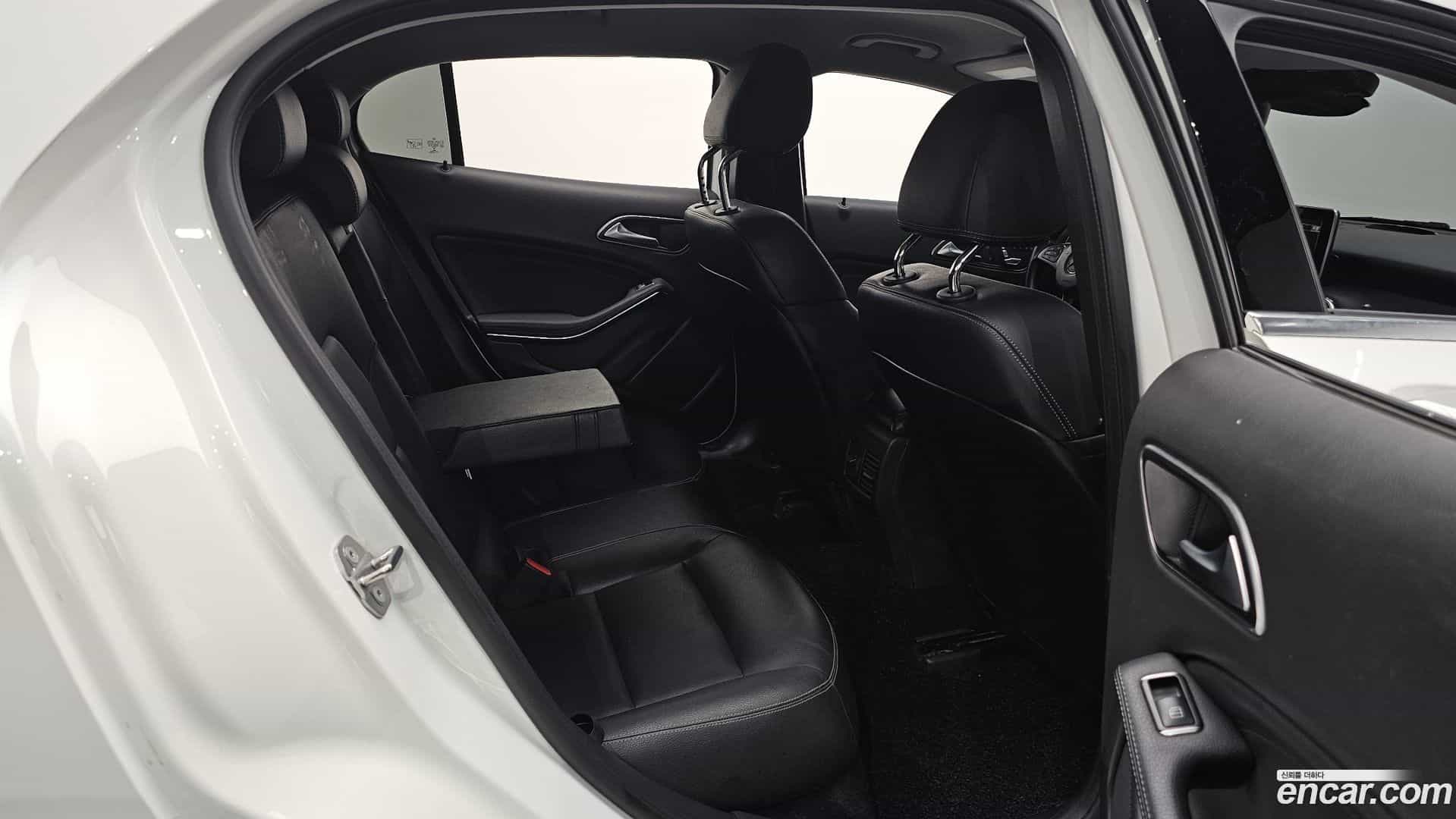 GLA-Class Mercedes-Benz 2019.4-INNER-036