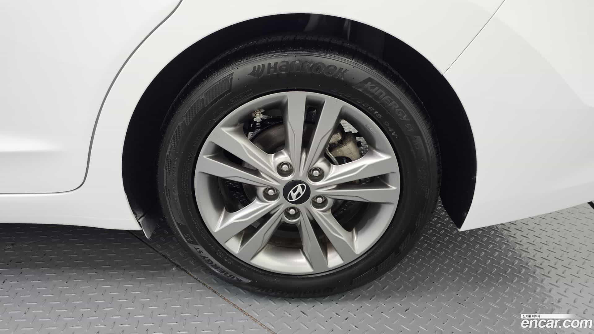 AVANTE Hyundai 2016.4-OUTER-031