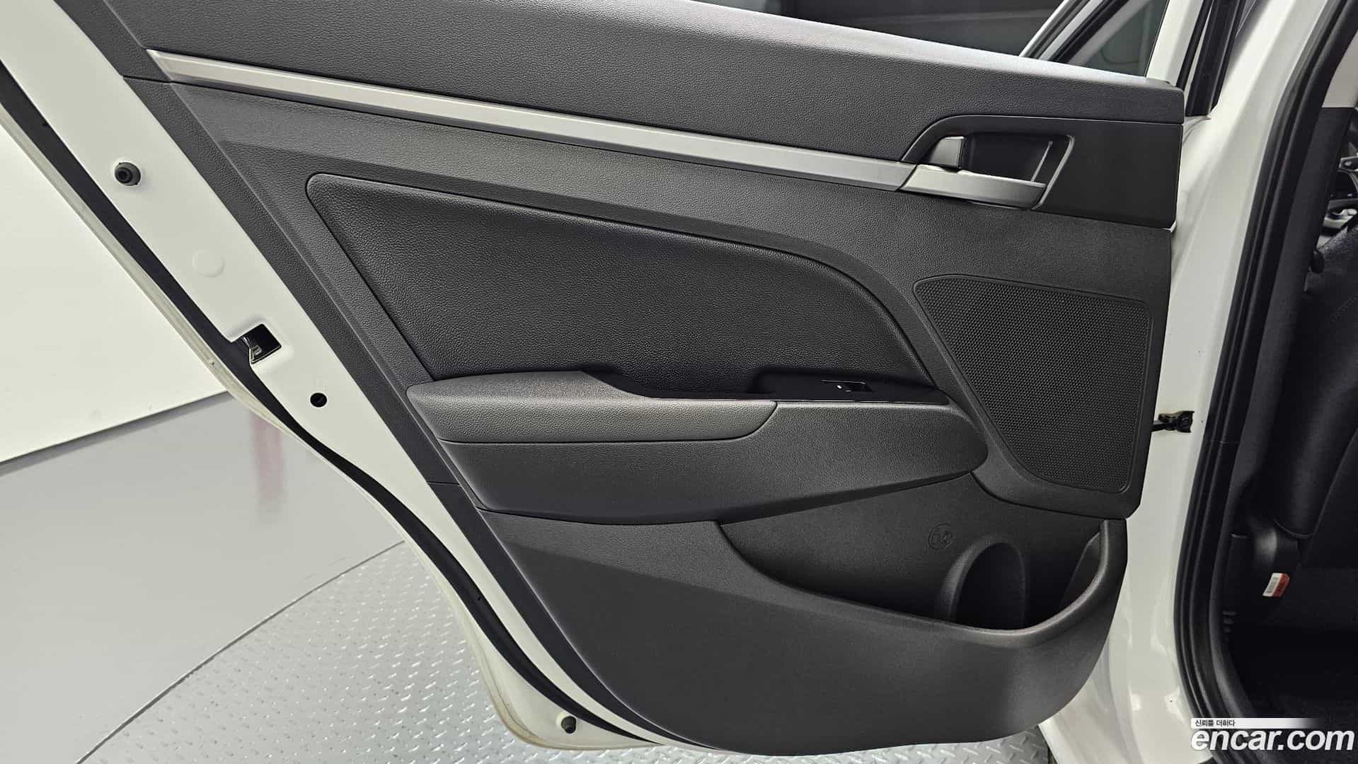 AVANTE Hyundai 2016.4-INNER-035