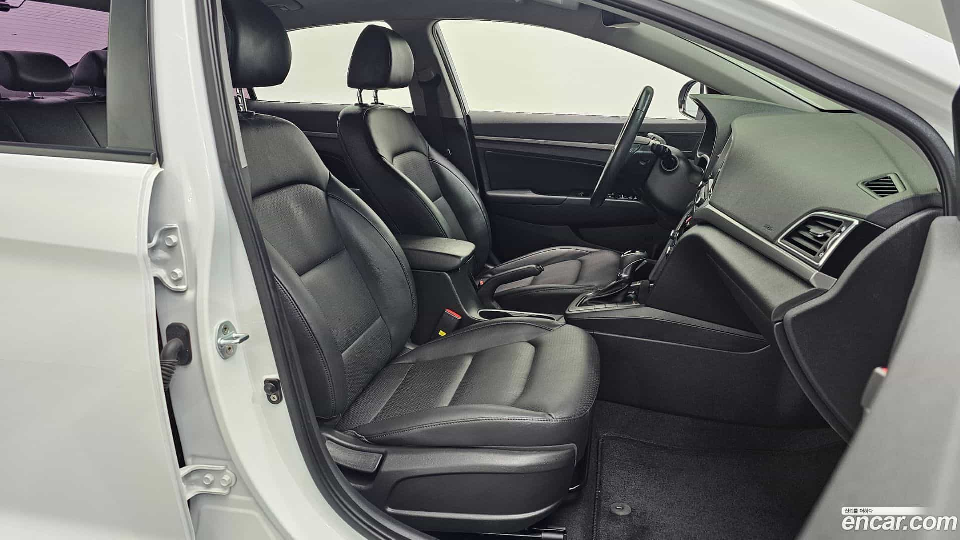 AVANTE Hyundai 2016.4-INNER-036