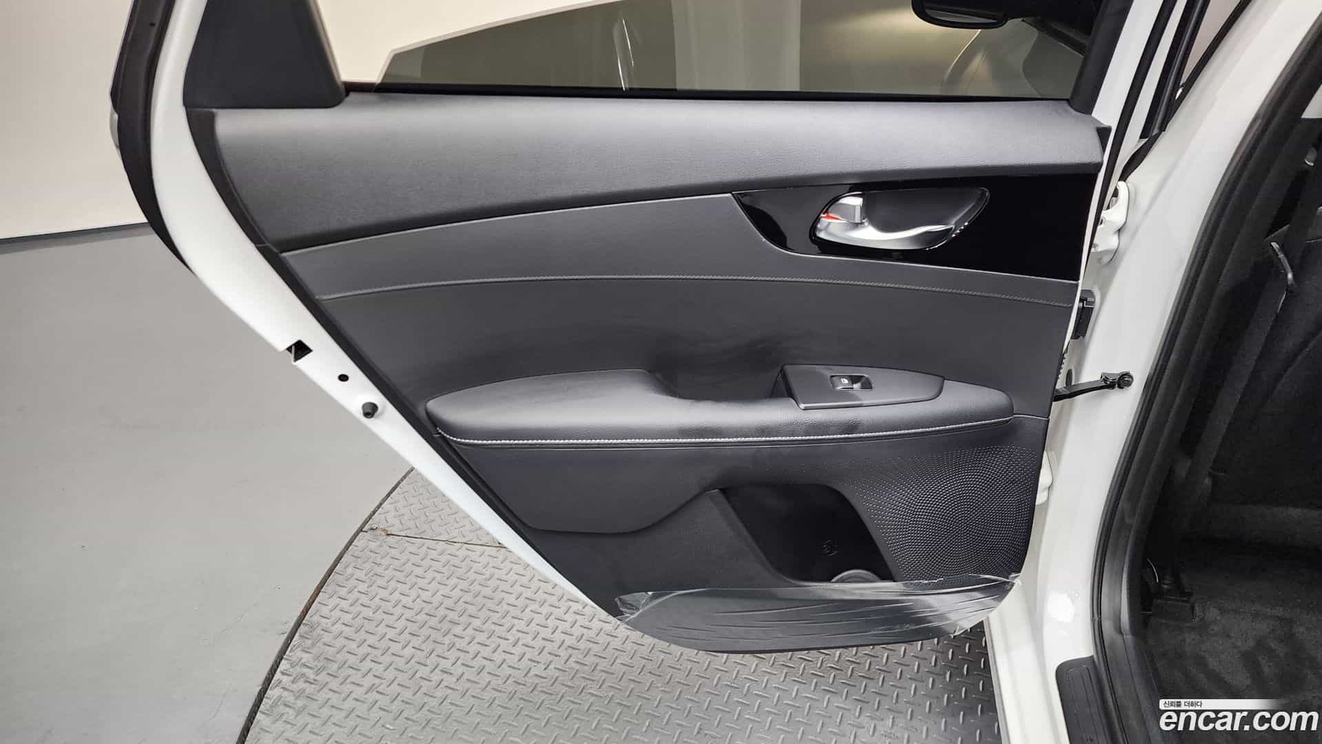 K3 Kia 2023.0-INNER-035