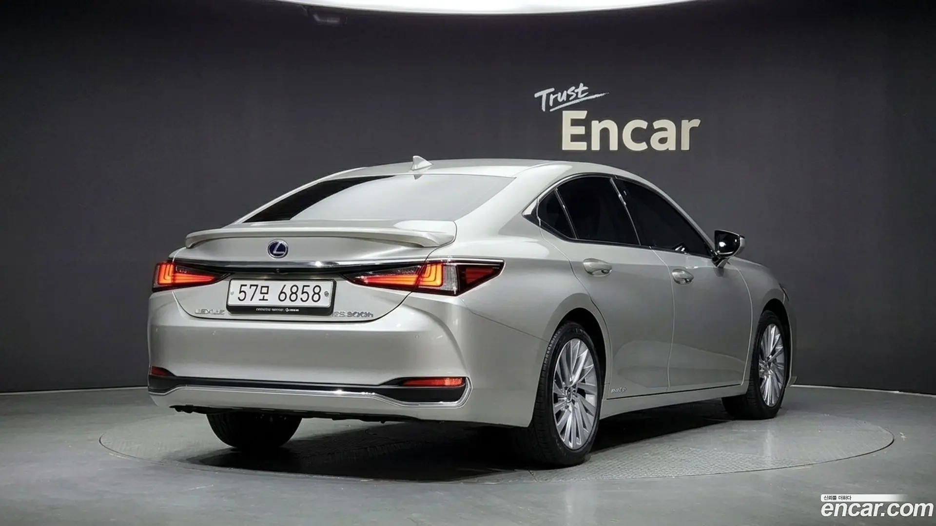 Main__Slider__Photo:ES Lexus 2019.0-1