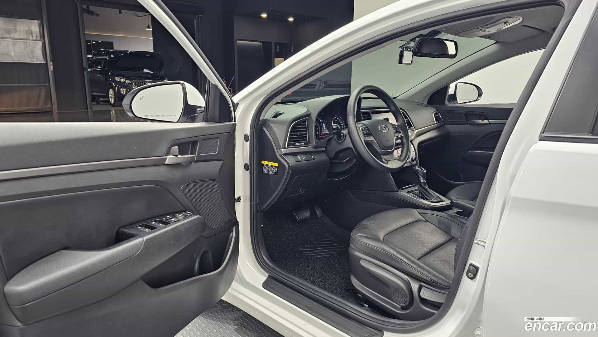 AVANTE Hyundai 2018.1-INNER-010