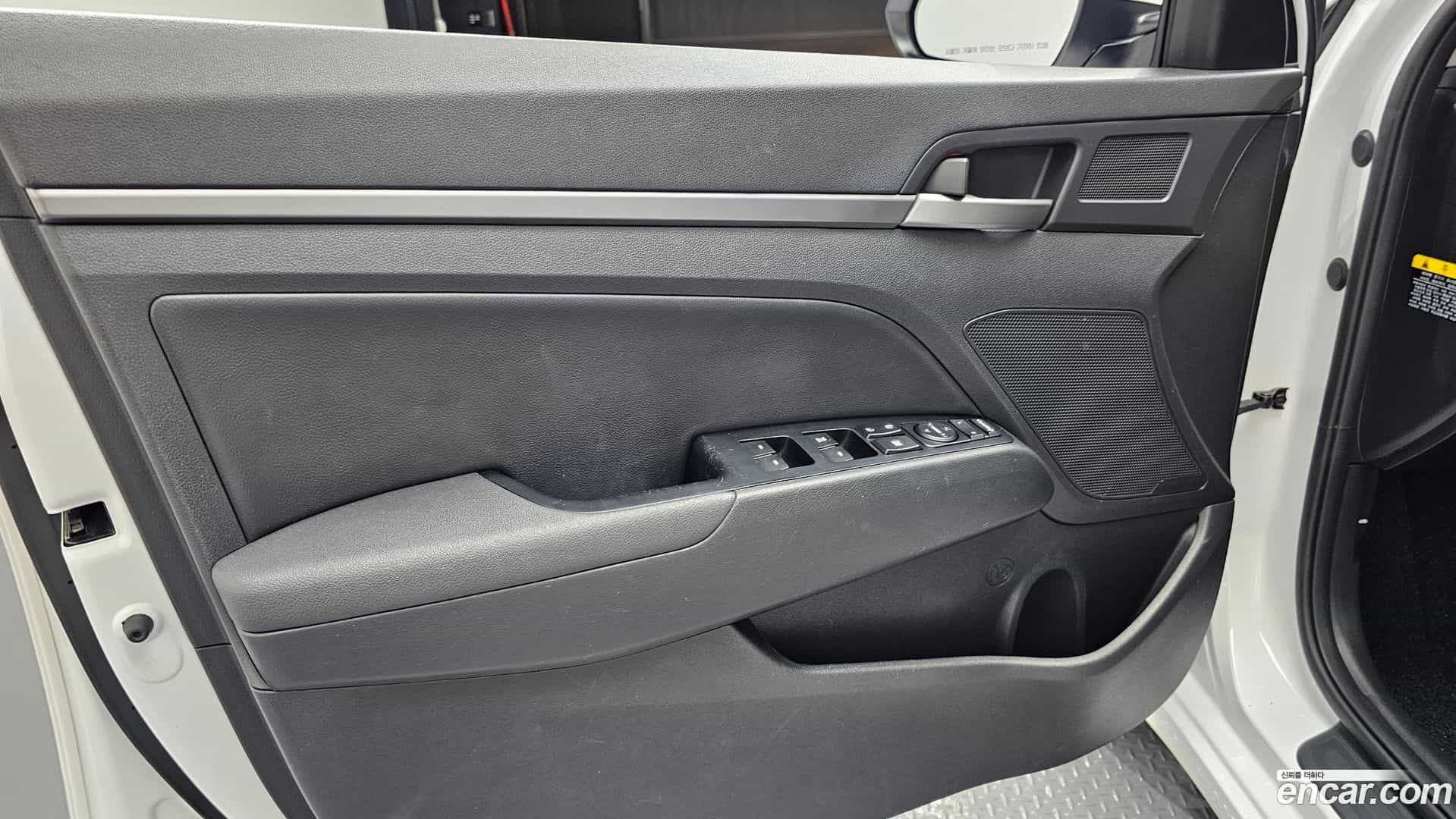 AVANTE Hyundai 2018.1-INNER-034