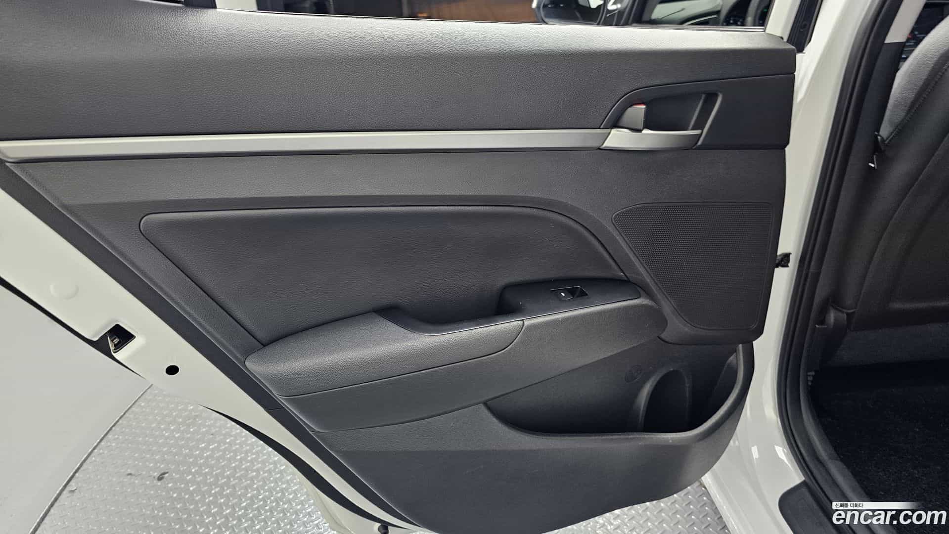 AVANTE Hyundai 2018.1-INNER-035