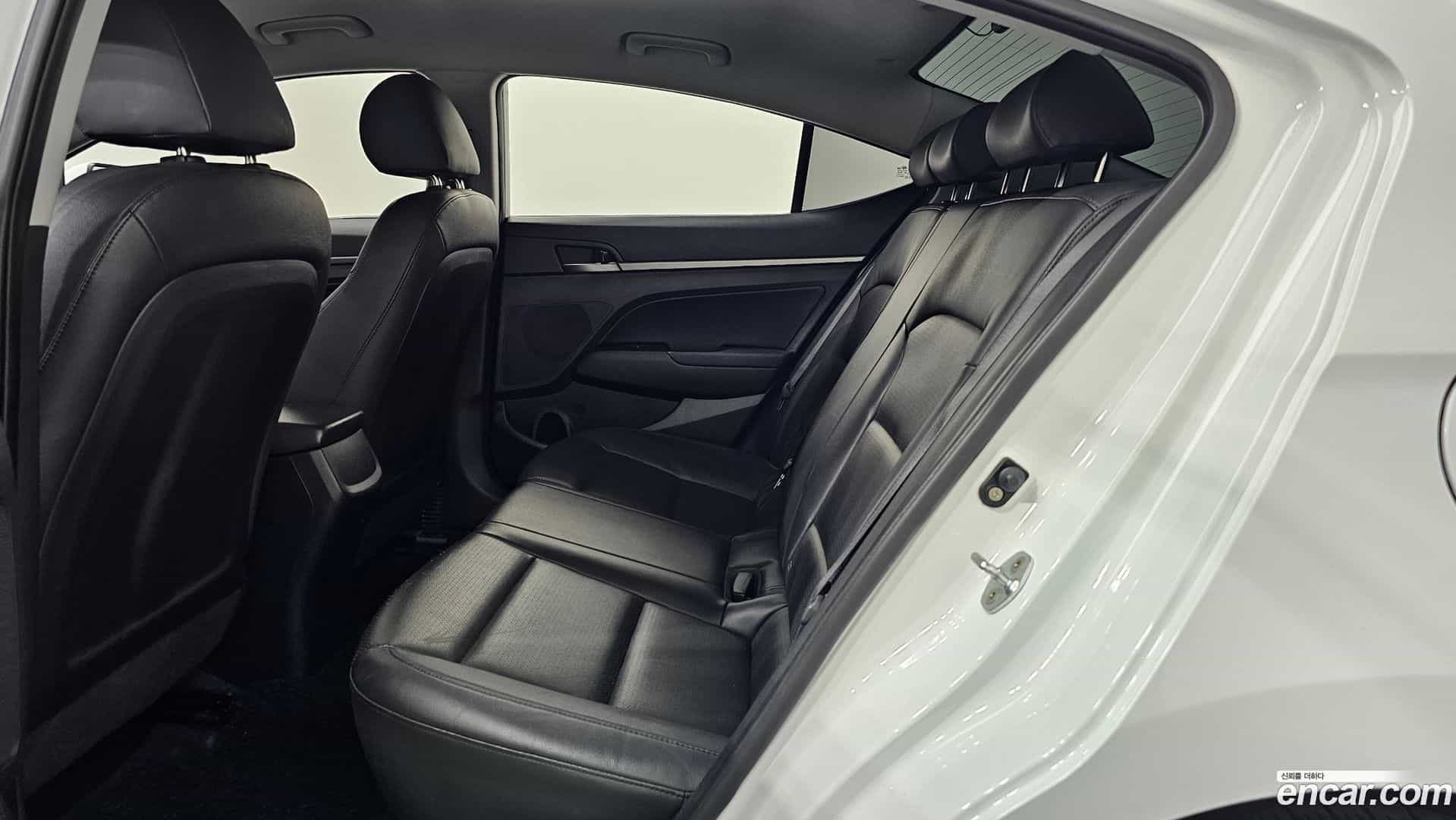 AVANTE Hyundai 2018.1-INNER-036