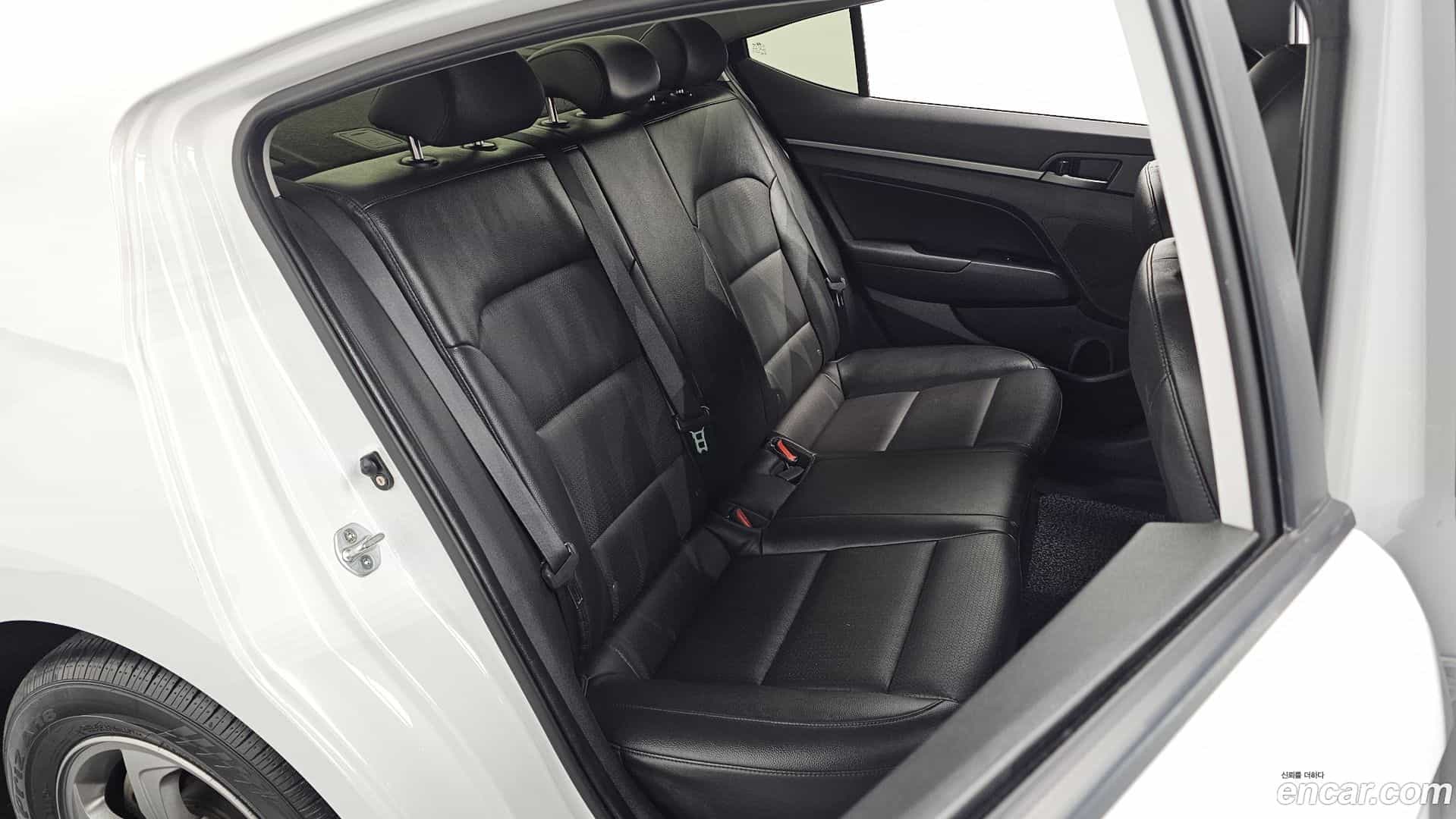 AVANTE Hyundai 2017.4-OPTION-015