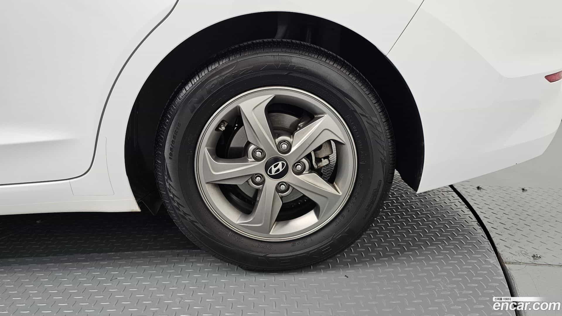 AVANTE Hyundai 2017.4-OUTER-031