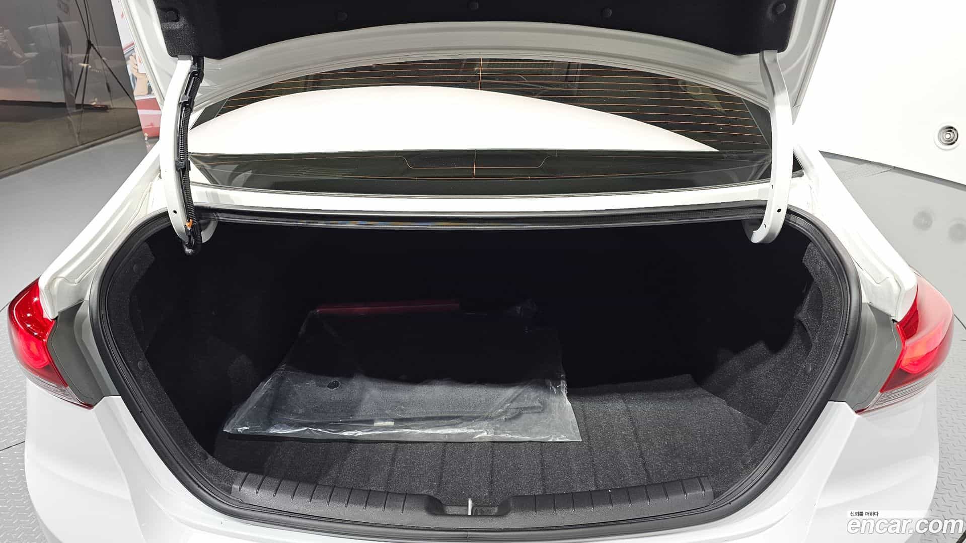 AVANTE Hyundai 2017.4-OPTION-043