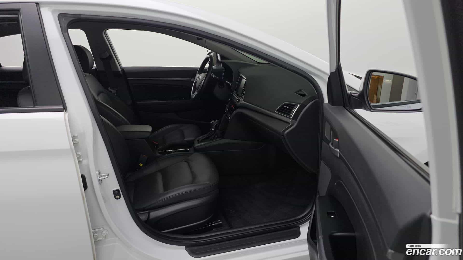 AVANTE Hyundai 2017.8-OPTION-022
