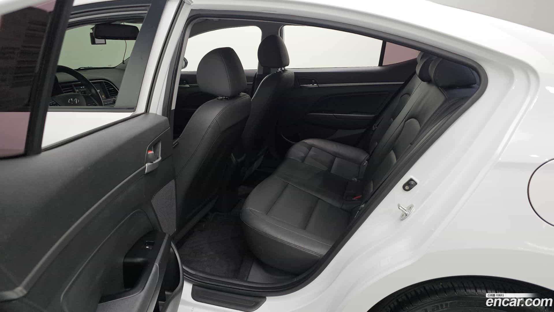 AVANTE Hyundai 2017.8-OPTION-023