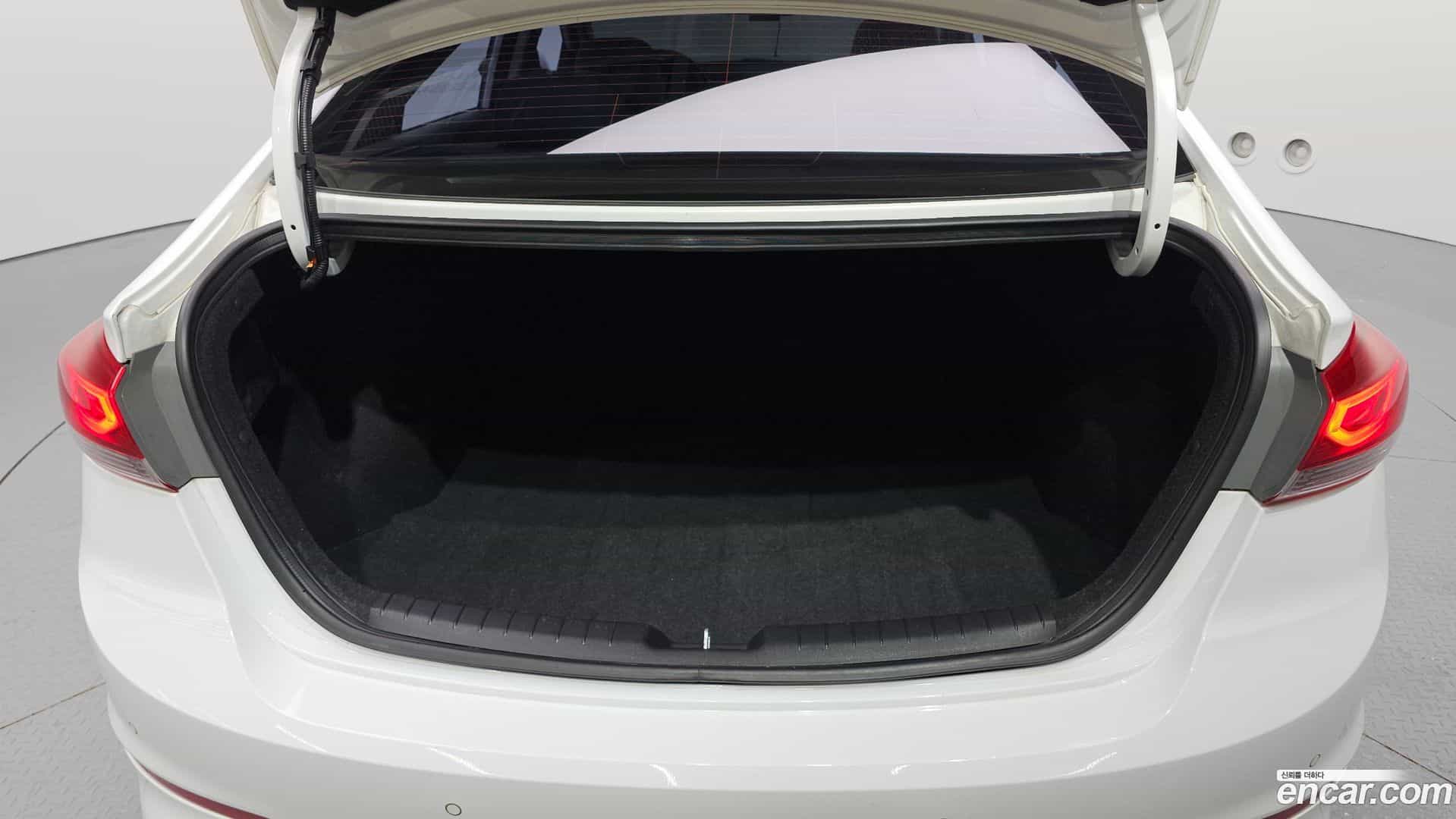 AVANTE Hyundai 2017.8-OPTION-024
