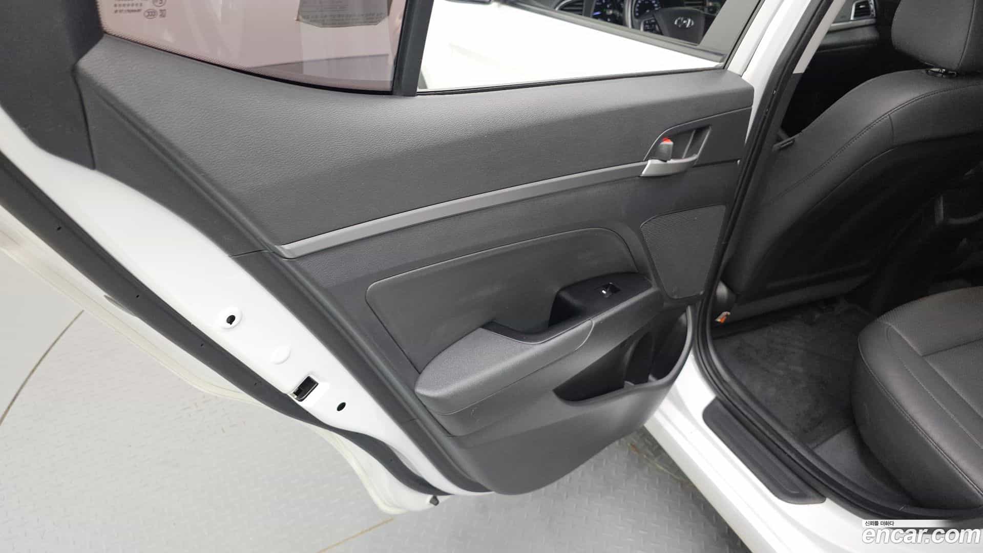 AVANTE Hyundai 2017.8-INNER-035