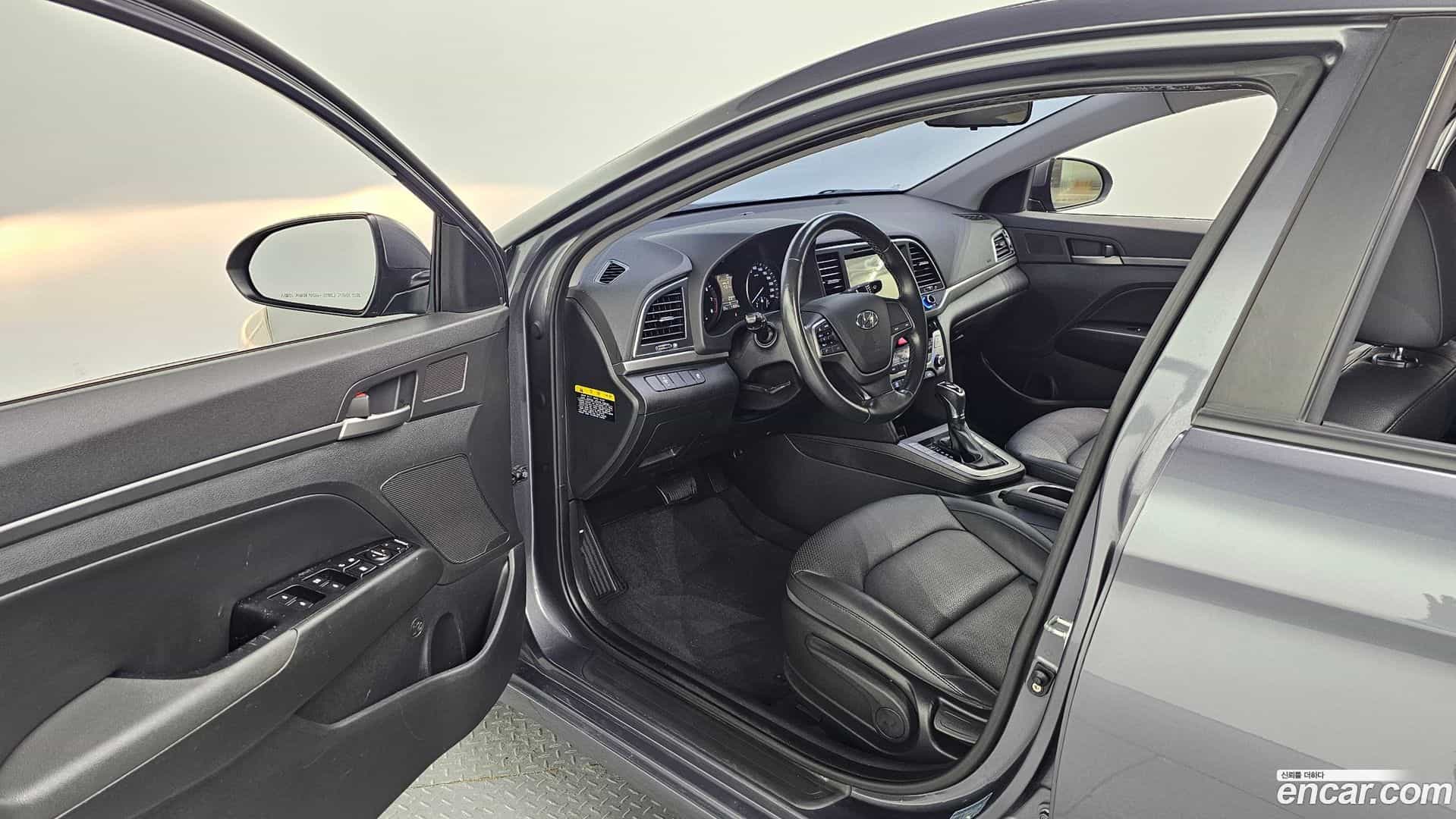 AVANTE Hyundai 2017.7-INNER-036