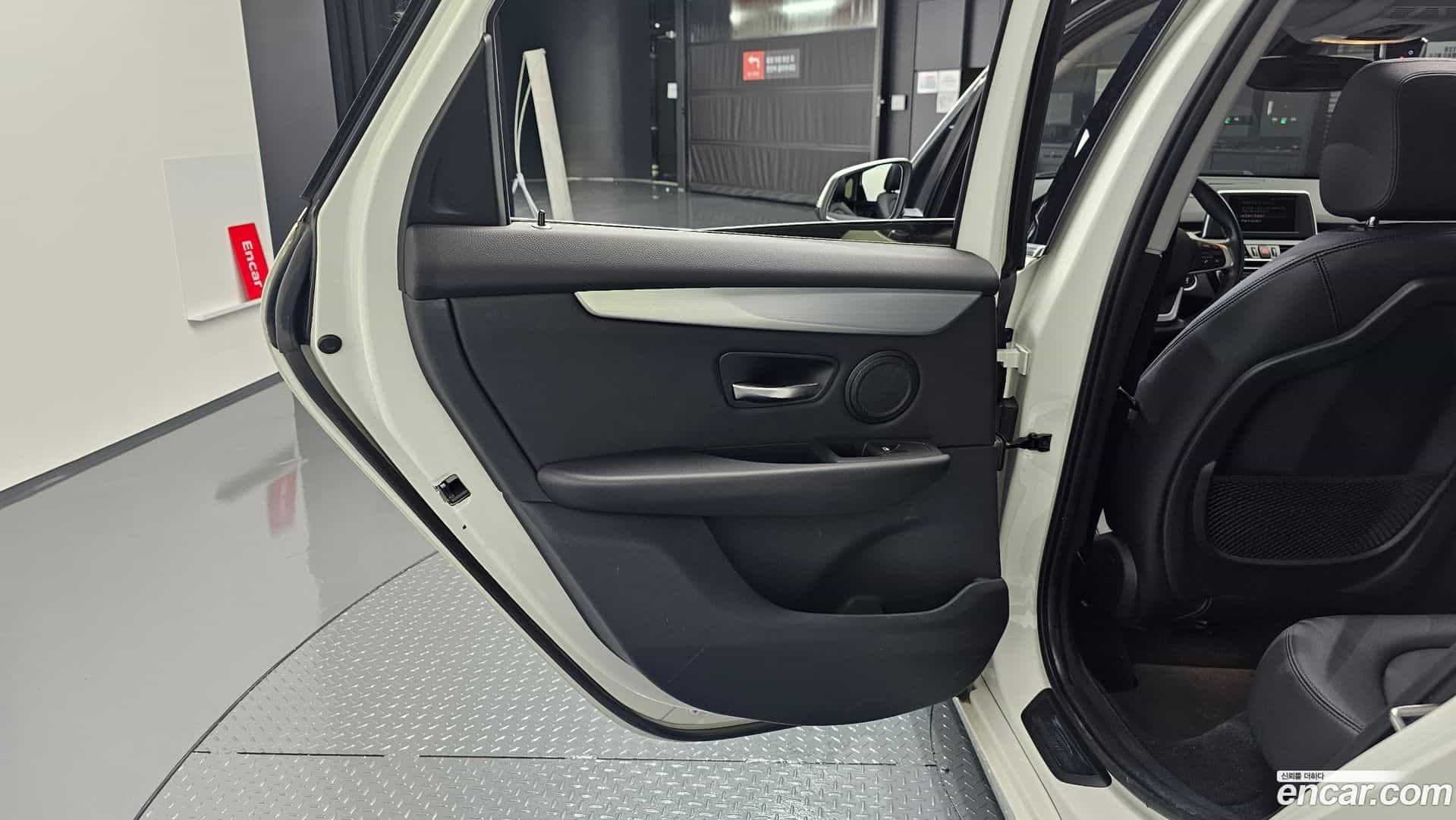 2-Series BMW 2020.6-INNER-035