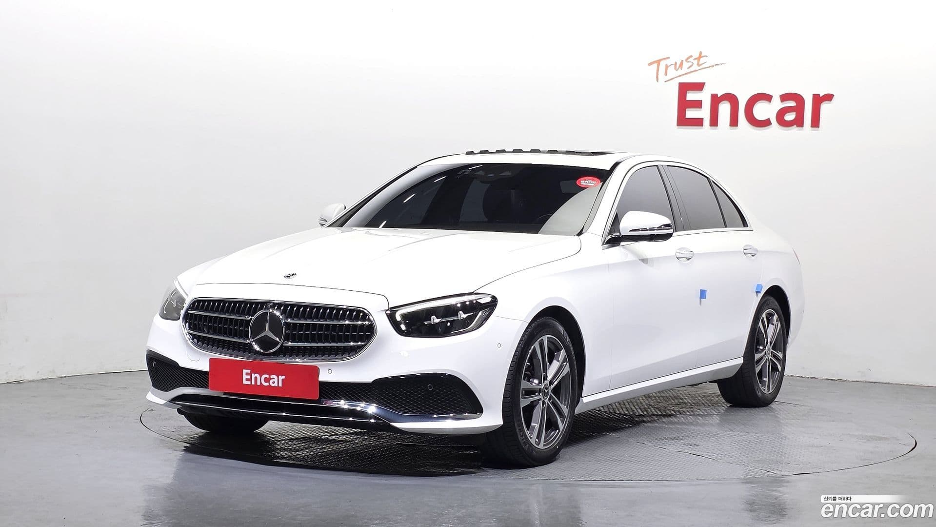 Main__Slider__Photo:E-Class Mercedes-Benz 2023.8-0