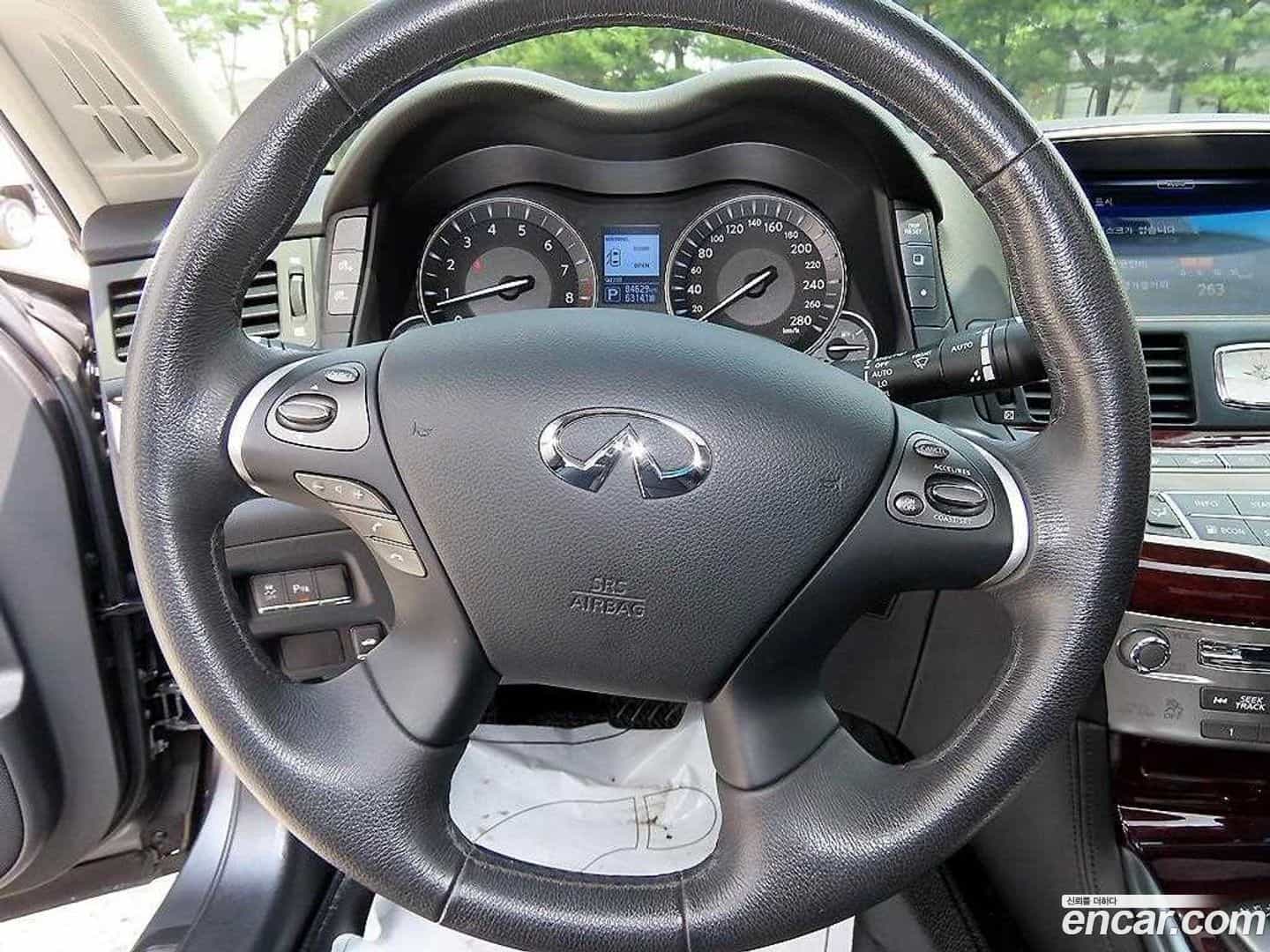 Q70 Infiniti 2017.7-INNER-008