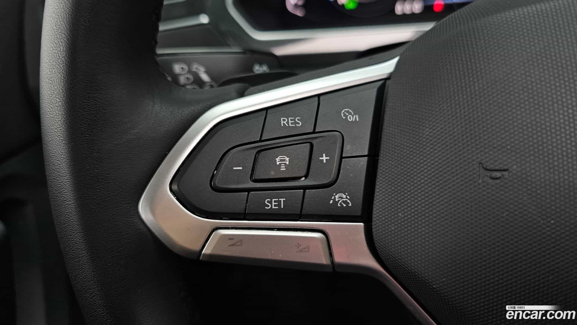 Tiguan Volkswagen 2022.10-OPTION-045