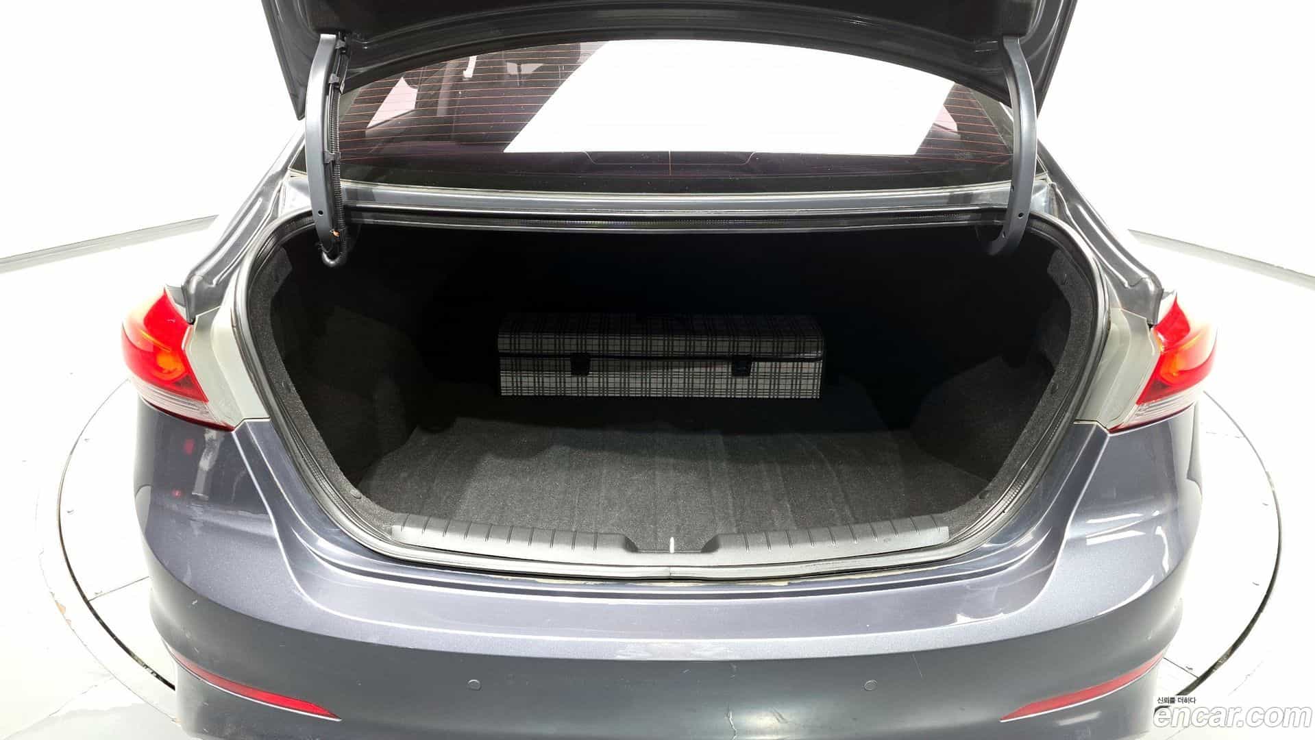 AVANTE Hyundai 2018.0-OPTION-024