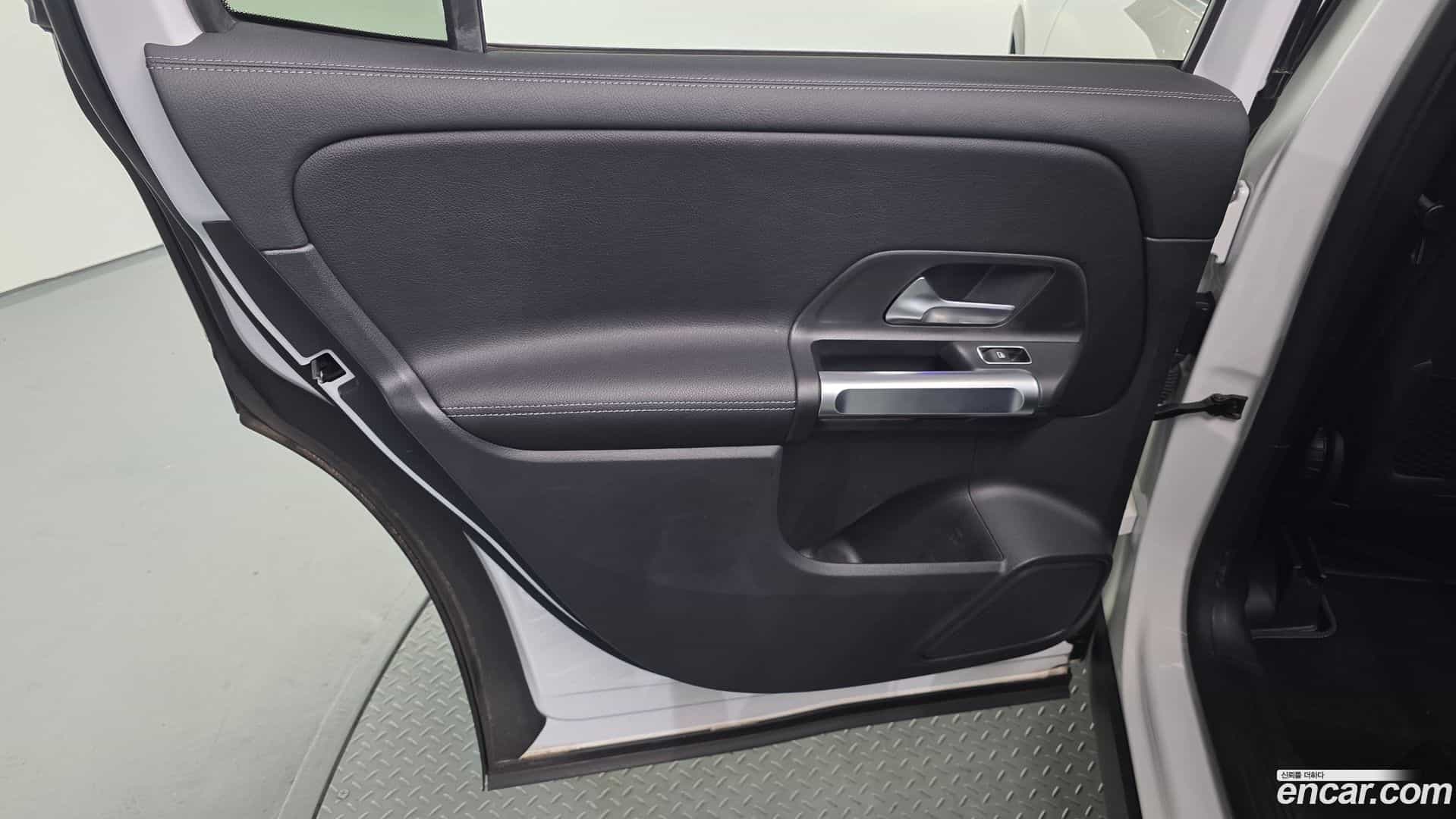 GLB-Class Mercedes-Benz 2022.5-INNER-035