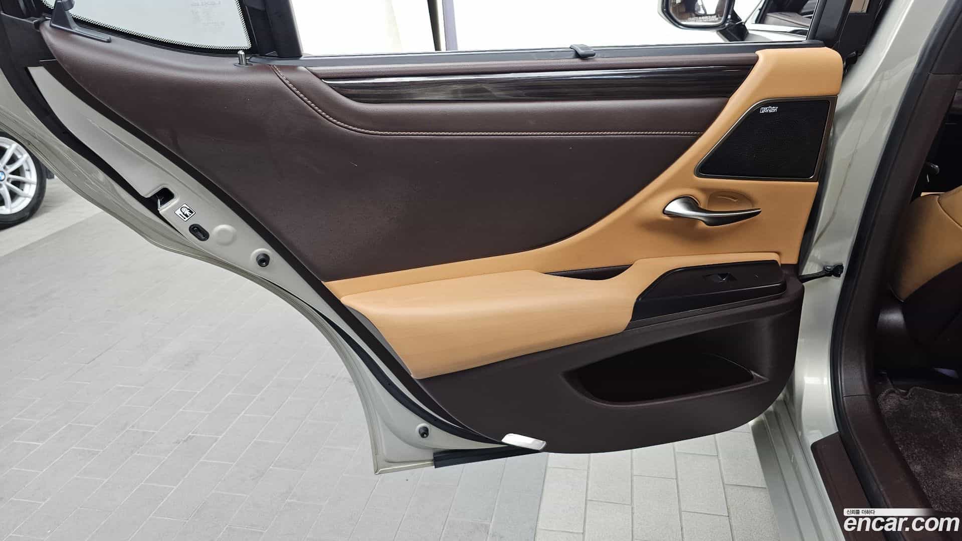 ES Lexus 2018.11-INNER-035