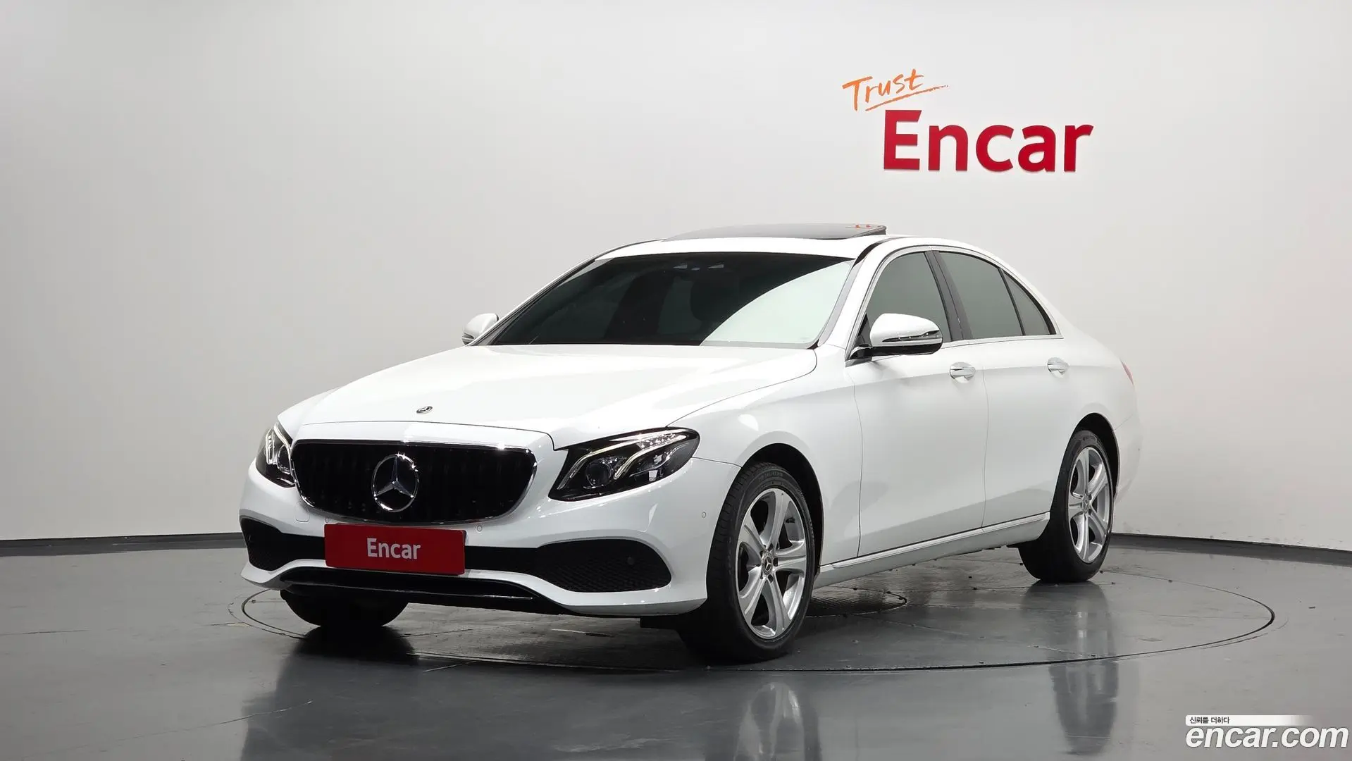 Main__Slider__Photo:E-Class Mercedes-Benz 2018.3-0