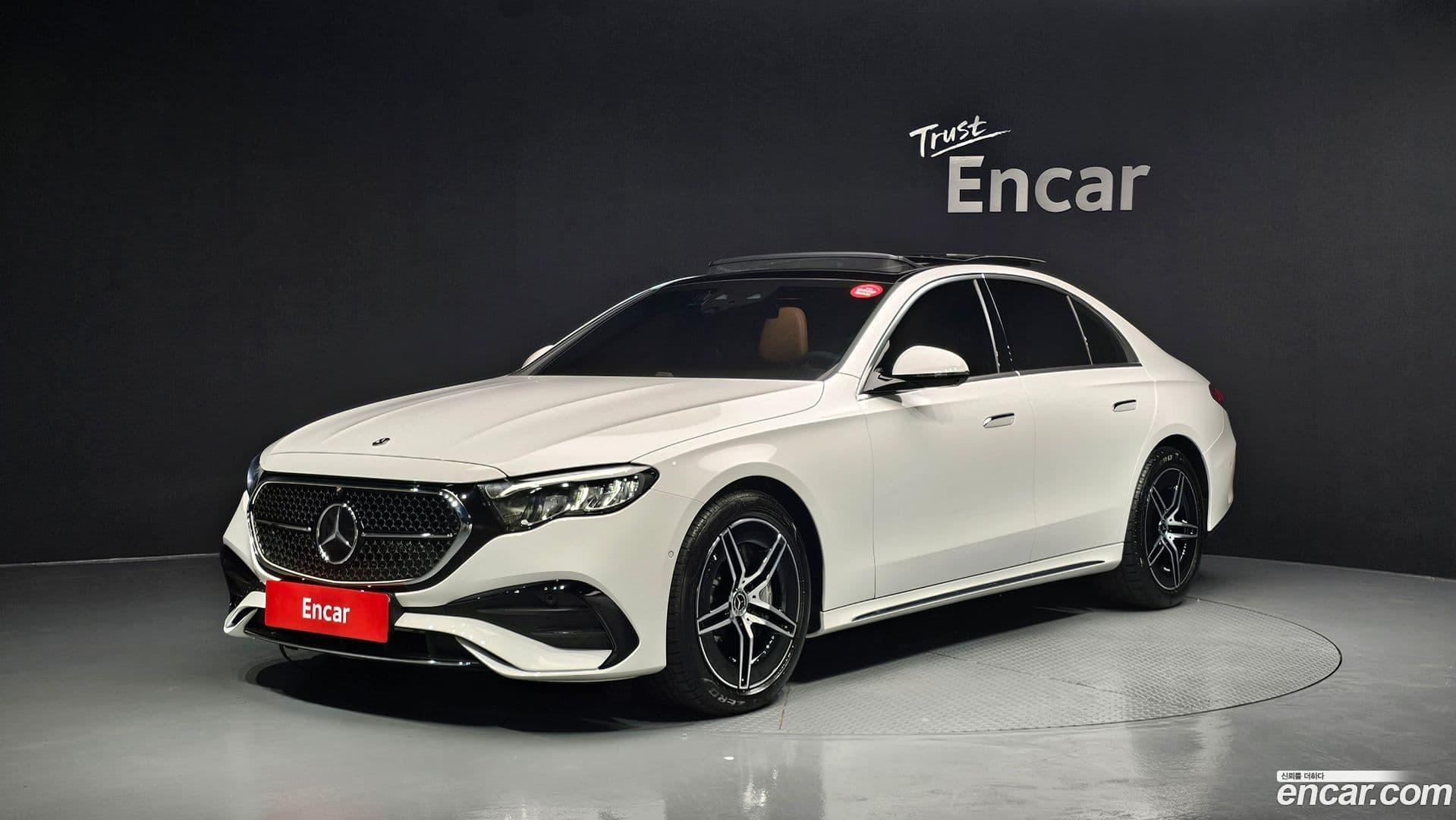 Main__Slider__Photo:E-Class Mercedes-Benz 2025.10-0